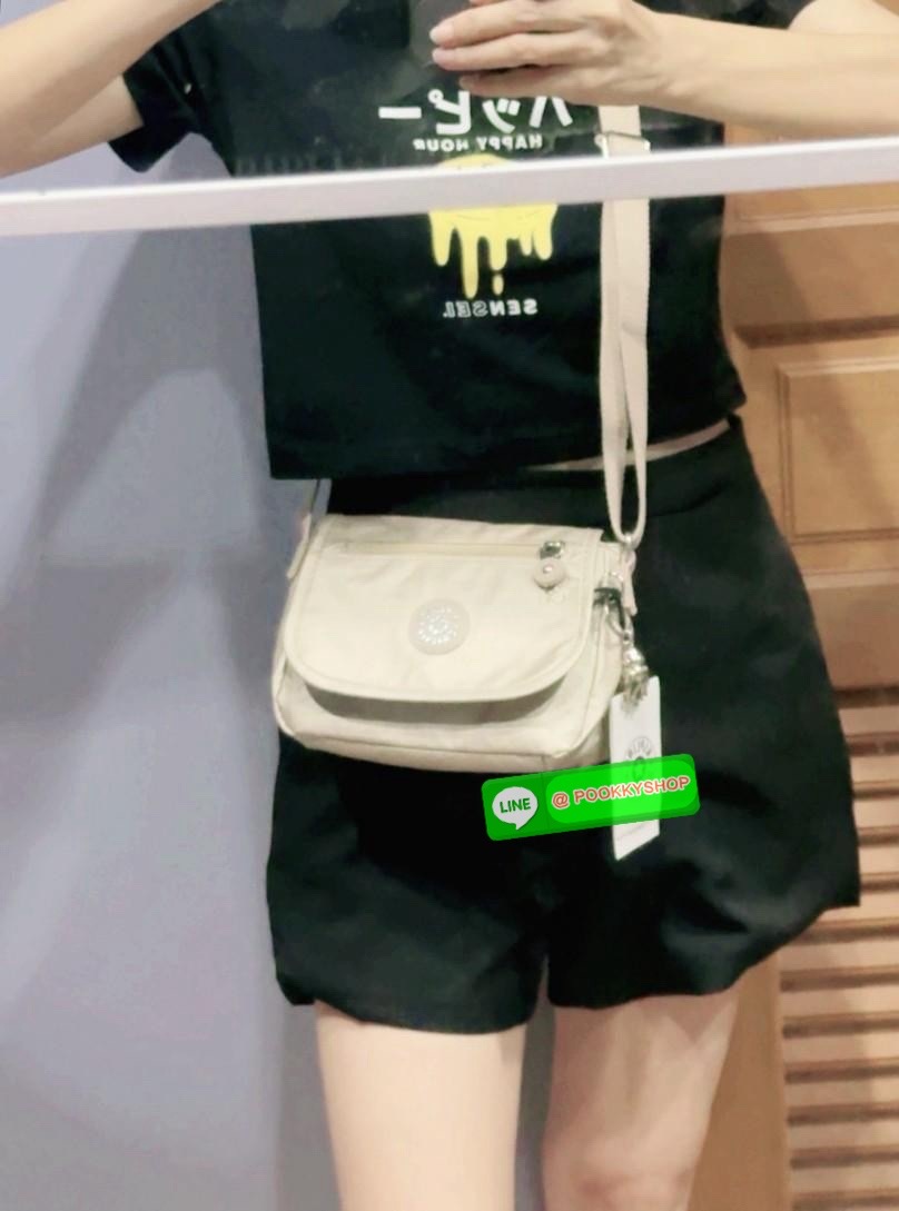 Kipling Sabian Crossbody Mini Bag (AC8280) เป็นอีกหนึ่งกระเป๋าขนาดกะทัดรัด สามารถจัดเก็บของได้เป็นระเบียบ และใส่สิ่งของจำเป็นได้มากกว่าที่คิด โดยมีช่องใส่ของมากมายทั้งด้านหน้า 1 ช่อง ด้านในของกระเป๋า 2 ช่อง อีกทั้งสายสะพายยังสามารถปรับความสั้นยาวได้ตามต้อ