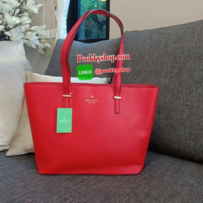 รุ่นขายดี กลับมาพร้อมส่งอีกครั้งคะ!!! KATE SPADE รุ่น CEDAR STREET MEDIUM HARMONY BAG ของแท้ กระเป๋าแบรนด์ KATE SPADE CEDAR STREET MEDIUM HARMONY BAG กระเป๋าสะพายทรง Tote Bag หนัง Saffiano สวยหรูอยู่ทรง ด้านหน้าประดับโลโก้สีทองสวยหรู ภายในมีช่องซิปและช่อง