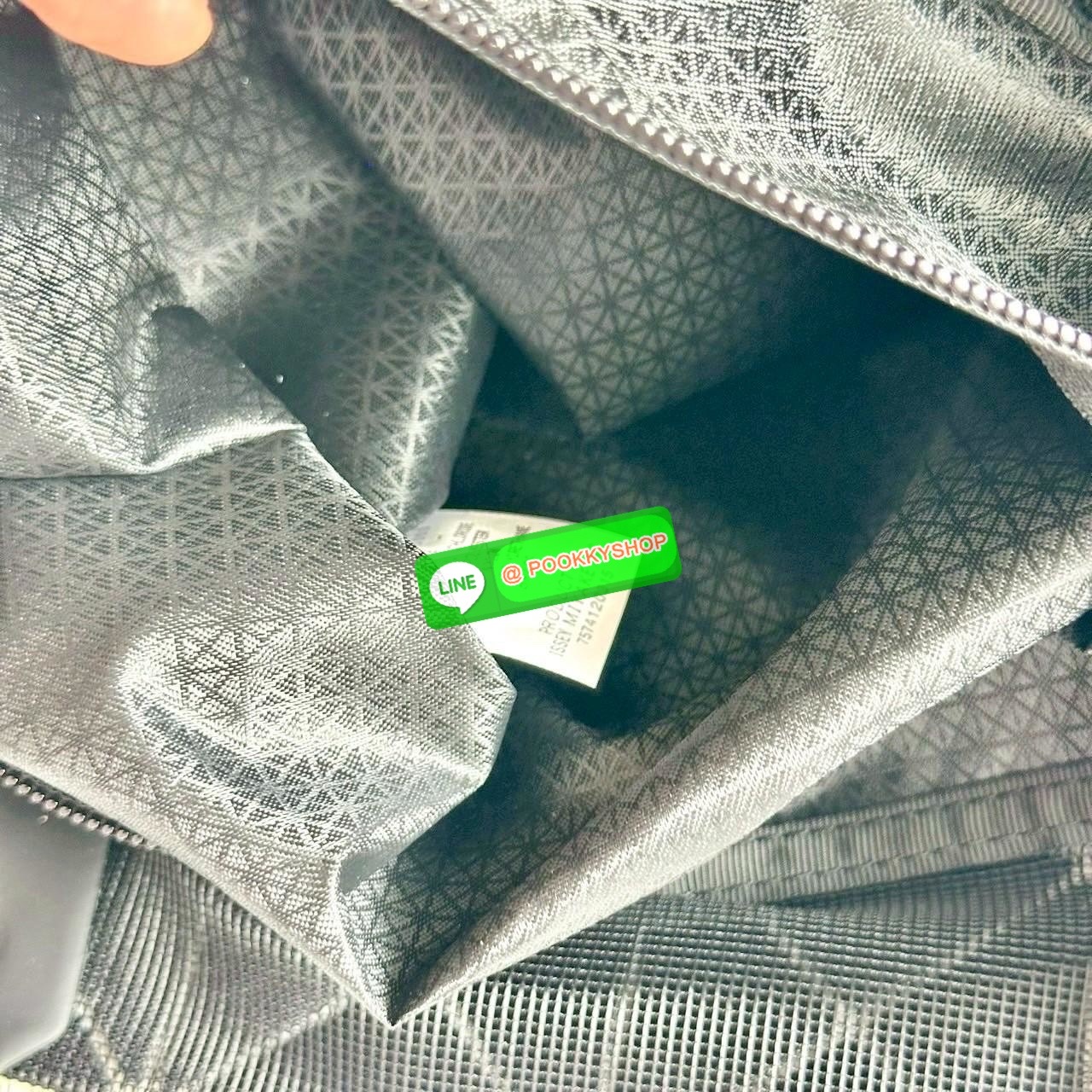 BAOBAO ISSEY MIYAKE QUATRO กระเป๋าไอคอนิกที่ไม่เคยตกเทรนด์! เรียบหรู แต่มีดีไซน์สะดุดตา โครงสร้างสามเหลี่ยมเอกลักษณ์เฉพาะของแบรนด์ ด้านในบุผ้า มีช่องซิปสำหรับเก็บของ น้ำหนักเบา สะพายสบาย ใส่ของได้เยอะมาก