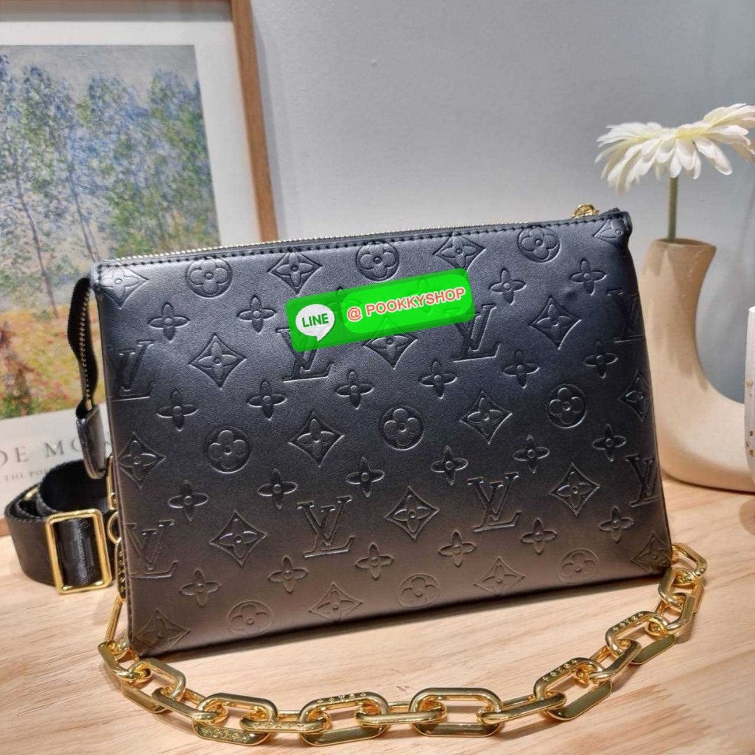 LV coussin pm bag 🔆 Details กระเป๋าสะพายกึ่งคลัชท์ สุดล้ำ ดีไซน์ใหม่ สีลิมิเต็ด ล่าสุดจากเคาน์เตอร์ duty free มาแรงมาก ด้วยความสวยปังตั้งแต่แรกเห็น มาพร้อมสาย 2 เส้น สวยลัคชูแบบสับๆ มีสายโซ่ที่มีดีเทลละเอียดไม่ซ้ำ และสายสปอร์ตครอสบอดี้ ที่จะคล้องไ