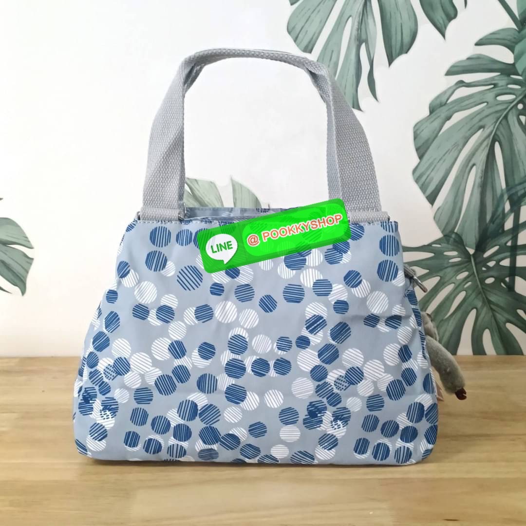 KIPLING ELISE HANDBAG กระเป๋าถือและสะพายไหล่ วัสดุ Nylon +Polyester ขนาดกำลังพอดี จุของได้มาก มีหูจับสองสาย ถือสะดวก น้ำหนักเบา มีช่องซิป ด้านหน้า ช่อง กระเป๋าหลักเปิด-ปิดด้วยซิป มี3 ช่องว่างใส่ของได้จุมากๆ ใส่มือถือได้ กระเป๋าสตางค์ใบยาว และ เครื่องสำอาง