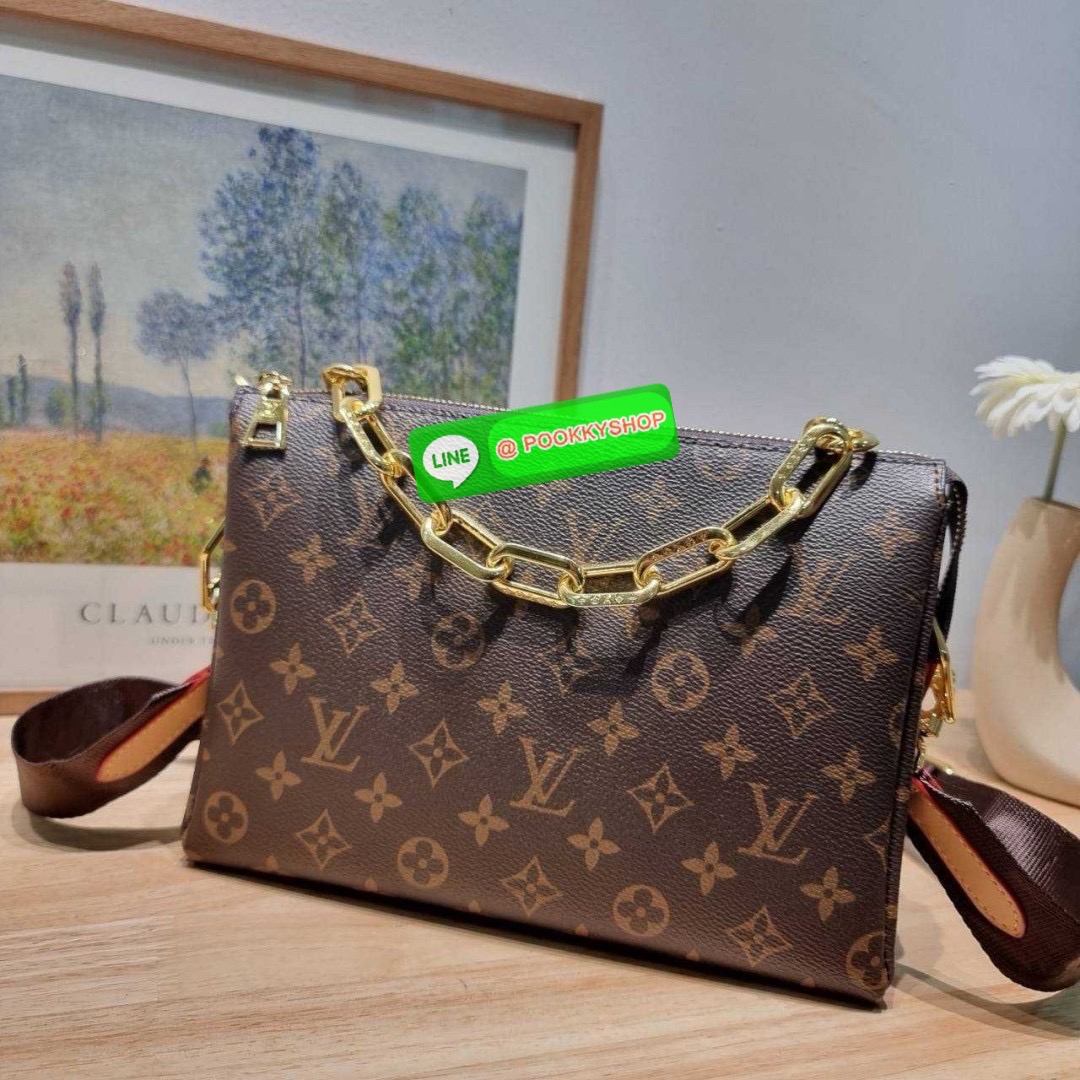 LV coussin pm bag 🔆 Details กระเป๋าสะพายกึ่งคลัชท์ สุดล้ำ ดีไซน์ใหม่ สีลิมิเต็ด ล่าสุดจากเคาน์เตอร์ duty free มาแรงมาก ด้วยความสวยปังตั้งแต่แรกเห็น มาพร้อมสาย 2 เส้น สวยลัคชูแบบสับๆ มีสายโซ่ที่มีดีเทลละเอียดไม่ซ้ำ และสายสปอร์ตครอสบอดี้ ที่จะคล้องไ