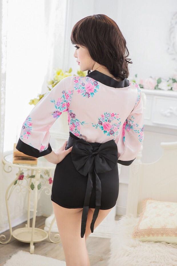 ชุดคลุมเซ็กซี่ สาวซามูไร กิโมโนสั้น เซ็กซี่ ซีทรู แนวเกอิชา นางรำญี่ปุ่น ช่วงบนสีพื้นชมพูอ่อนลายดอกซากุระ ด้านล่างกระโปรงดำสั้น พร้อมสายคาดเอวและโบว์สำเร็จ น่ารักเซ็กซี่ ขี้เล่นคะ +G string เข้าชุดคะ