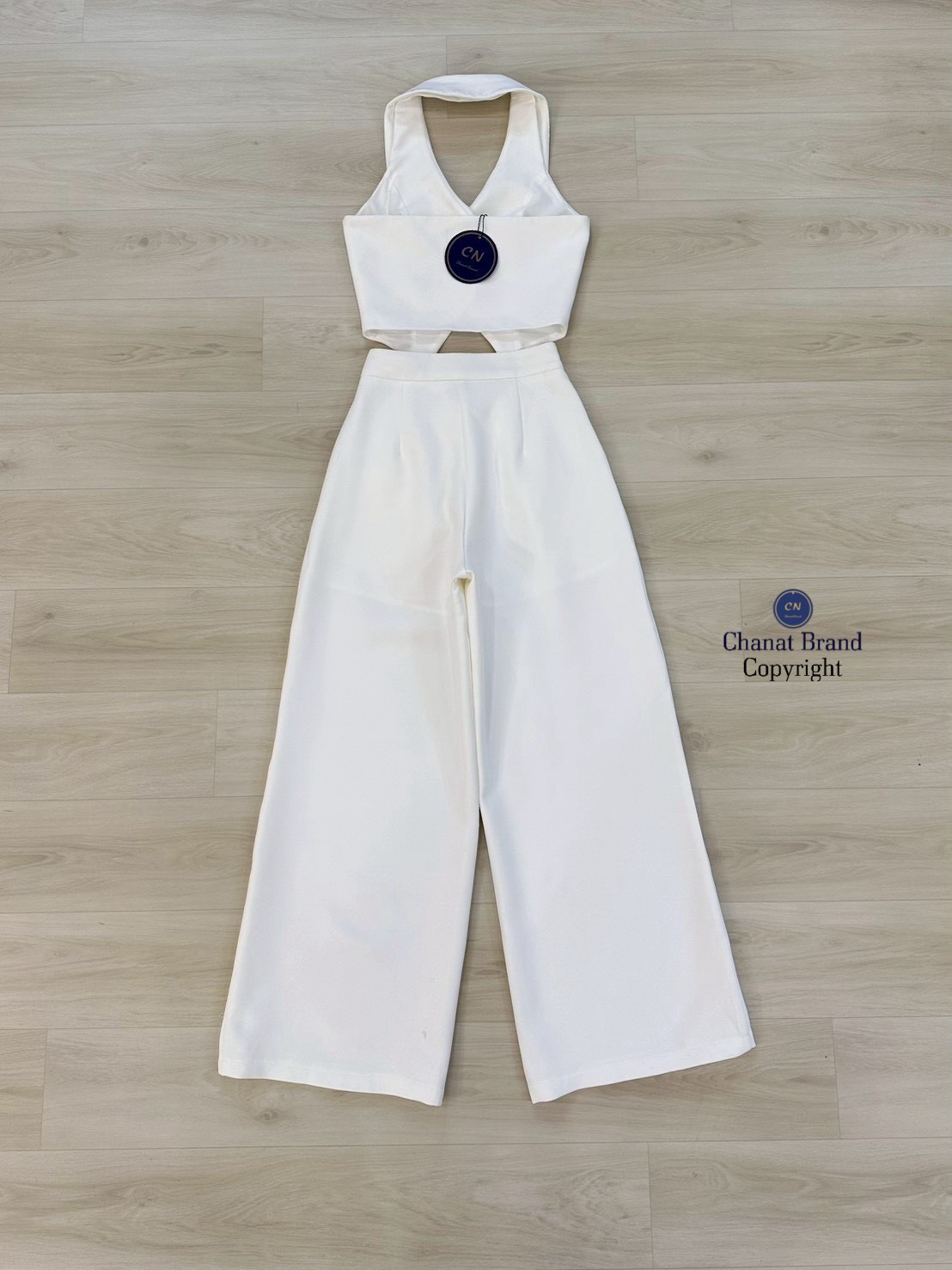 ชุดเซทแฟชั่น Set 2 ชิ้นสีขาวทั้งชุด ตัวเสื้อคล้องคอ ทรงเข้ารูปมีกระดุมหน้าใช้งานได้จริง