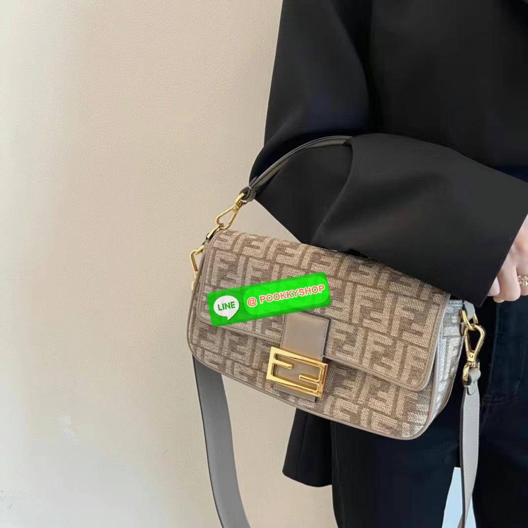 New Arrivals!!! Fendi Baguette Dark Gray FF Tapestry Fabric Bag กระเป๋าทรง Baguette ขนาดกลาง วัสดุผ้าเซนิล พร้อมลวดลาย FF สีเทาเข้ม ปิดท้ายด้วยรายละเอียดหนังแบบทูโทนและประดับด้วยตัวล็อค FF โดดเด่นด้วยฝาปิดด้านหน้าตัวล็อคแม่เหล็กช่องด้านในบุด้วยผ้าหนังกลับ