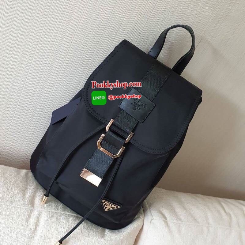 NEW ARRIVAL มาใหม่กับกระเป๋าเป้จากแบรนด์ Prada วัสดุทำจากผ้าไนล่อน สามารถกันน้ำได้ อะไหล่ทองทั้งใบเปิดปิดด้วยกระดุมแม่เหล็ก และมีช่องกระเป๋าหน้าเปิดปิดด้วยซิปอีก1ช่อง ภายในมีช่องซิปแยกอีก2ช่อง พร้อมบุผ้าลายแบรนด์อย่างดี สามารถใส่ labtop ipad ได้ ขนาดกะทัด