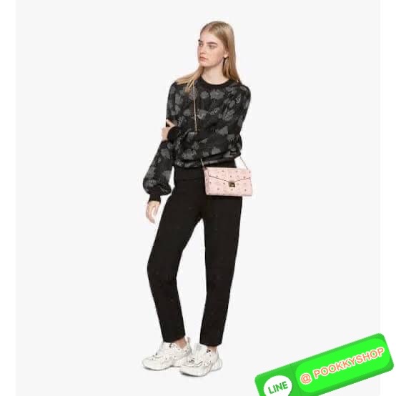 MCM Millie Flap Crossbody In Visetos ในฐานะตำนานที่ยังคงอยู่ กระเป๋าจากคอลเล็กชั่น Millie นี้ มีเรื่องราวของ MCM แทรกซึมอยู่ในทุกองค์ประกอบ กระเป๋าใช้งานแบบCrossbody โดยฝาปิดกระเป๋าตัดเย็บจากผ้าใบเคลือบผิวพิมพ์ลาย Visetos (Visetos Canvas) ถือเป็นไอเทมในฝั