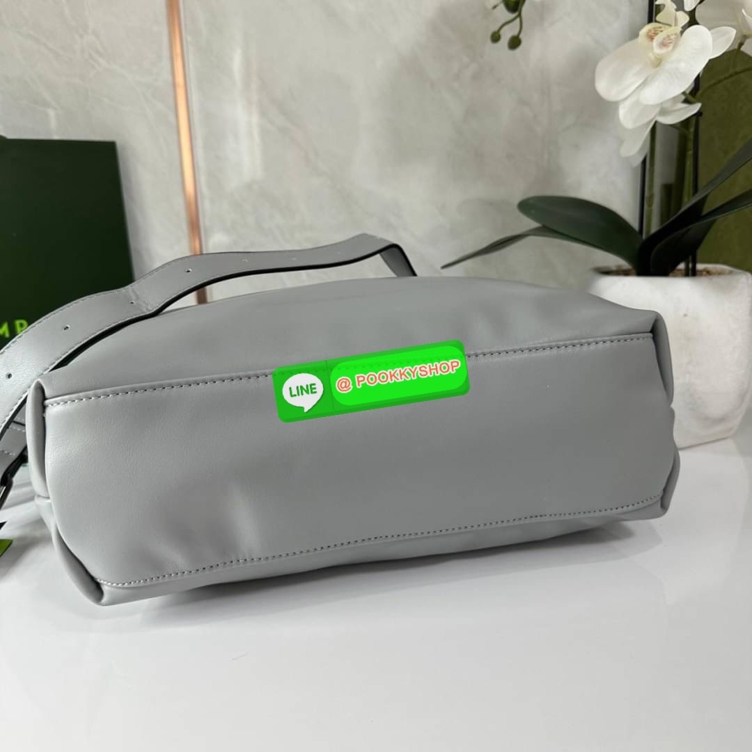 LONGCHAM LE PLIAGE XTRA Hobo bag M กระเป๋าสะพายไหล่ HOBO ออกแบบเพื่อให้ดูเรียบหรูหรา มีความสง่า รูปทรงเก๋ไก๋ วัสดุหนังแกะนิ่มมือ สายสะพายไหล่ปรับระดับได้และถอดออกถือได้ เปิด- ปิด ด้วย ซิป ภายใน ช่องโล่งกว้าง มีช่องซิปแยก ใบใหญ่สามารถใส่ของได้เยอะคะ