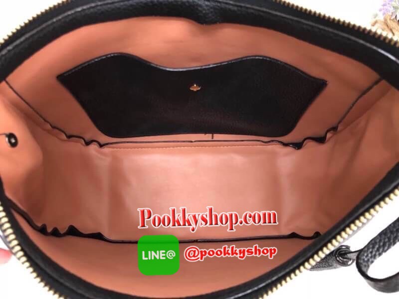 New Kate spade new york shoulderbag พร้อมส่งค่ะ นานๆจะมีมา!!! กระเป๋าสะพายไหล่หรือสะพายข้างได้ วัสดุหนังลายลิ้นจี่ ลายหนังสวย นิ่ม น่าใช้มากๆค่ะ ทรงฮิตเลยจ้าา ด้านหน้ามีพวงหนังผูกโบว์ห้อยยาวลงมา ตอกย้ำความสวยมาเพิ่มให้นะคะ เปิดปิดกระเป๋าแบบซิป ภายในโล่ง ใ