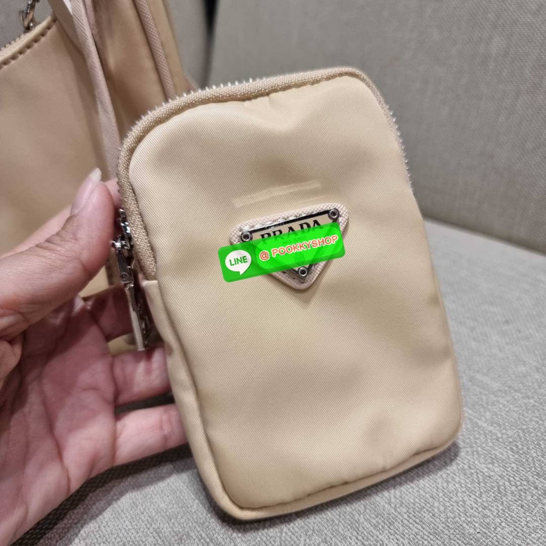 PRADA RE-EDITION 2005 RE-NYLON SHOULDER BAG ไอเท็มสุดปัง ที่ฮิตตลอดกาลไม่ว่าจะปีไหนๆ จัดให้ครบทั้งสีขายดีและสีใหม่ล่าสุด ที่สายคุณหนูห้ามพลาด!! กับกระเป๋าสะพายทรงคลาสสิค เหมาะเป็น everyday bag มากๆ วัสดุผ้าไนล่อนคุณภาพ พร้อมใบลูก ไว้ใส่เหรียญ ใส่กุญแจได้ส