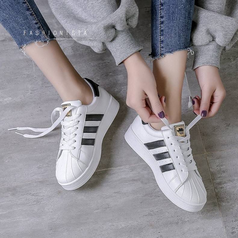 สินค้ามาใหม่ พร้อมส่งเลยจ้า!! Fashion Sneaker ทรง Super Starในตำนาน!! รองเท้าผ้าใบหนังนิ่ม วัสดุ pu เนื้อหนาคุณภาพดี ดีไซน์เรียบเก๋ แต่งแถบหนังด้านข้างสวยโฉบเฉี่ยวสไตล์งานแบรนด์ พื้นยาง 1นิ้ว ยึดเกาะเยี่ยมเดินไม่ลื่น ทรงแน่นงานดีมากใส่สบายนิ่มเท้า ใช้งานย