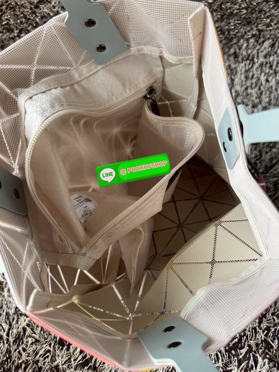 Baobao Issey Miyake x Labubu tote bag อีกหนึ่งซีรีย์สุดลิมิเตทที่น่าสะสม กำลังเป็นกระแสสำหรับ Labubu อาร์ตทอยชื่อดังที่ทุกคนรู้จัก คอลเลคชั่นนี้สื่อถึงความรู้สึกอารมณ์ผ่านตัวละครออกมาได้ดีเลยทีเดียว เป็นกระเป๋า ที่เหมาะกับการใช้งานในชีวิตประจำวัน ด้วยขนาด