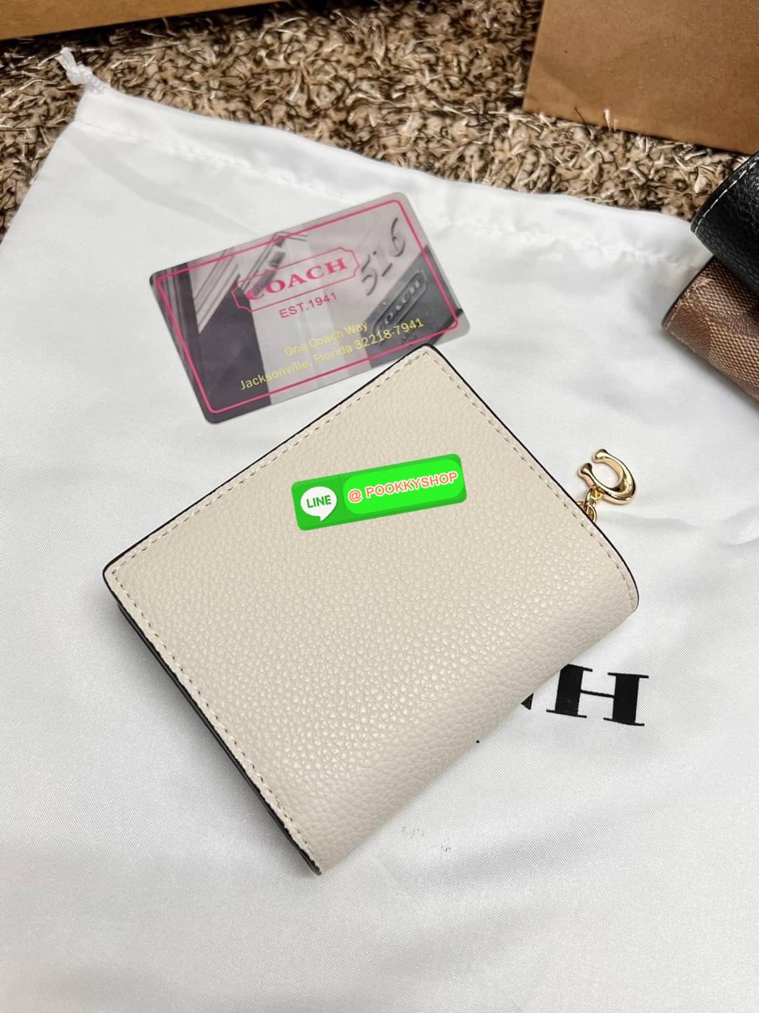 COACH SNAP WALLET ((cc472//cc920//cc922)) 🌍พร้อมส่ง ใหม่ล่าสุด สุดคิ้วว ห้ามพลาดก่อนหมดค่ะ! ✔️กระเป๋าเงินใบสั้น หนังแท้ สกรีนล์ลายน้องหมา//น้องแมว สุดน่ารักมากค่ะ ✔️เปิดปิดกระเป๋าแบบกระดุม ภายในมีช่องเสียบบัตร6ช่อง//ช่องใส่ธนบัตรตามย