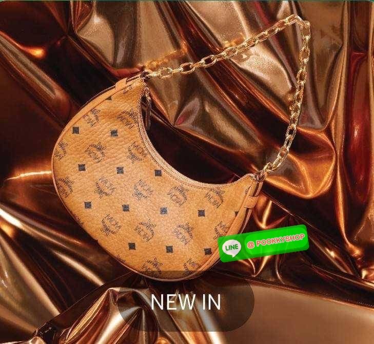 MCM AREN CRESCENT HOBO IN VISETOS ใหม่ล่าสุดก่อนใคร สวยได้ไม่ต้องรอ กับคอลใหม่ลุคลูกคุณ รูปทรง half moon ยอดฮิต ตอบโจทย์ได้ทุกลุค ทุกไลฟ์สไตล์ ใช้งานได้ง่ายคล่องตัว กับกระเป๋าสะพายข้าง ที่มาพร้อมสายโซ่คล้องด้านหน้า และสายหนังครอสบอดี้ ปรับเปลี่ยนการใช้งาน