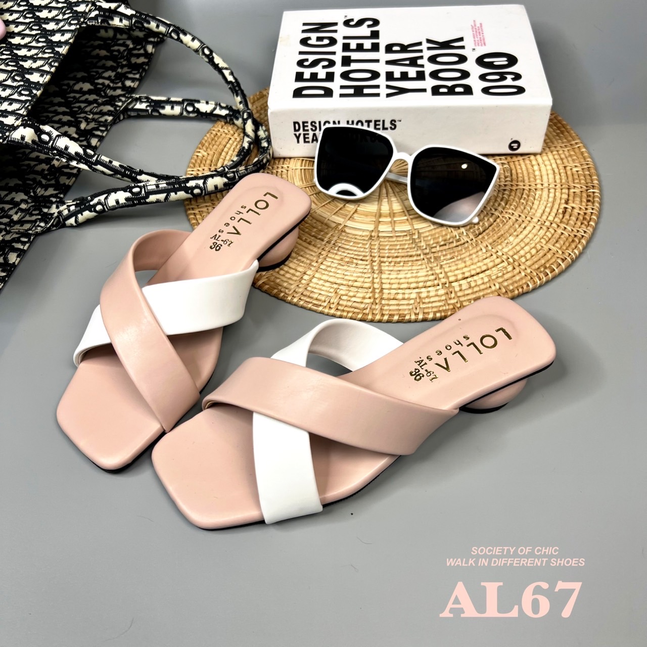 เน้นใส่สบายเดินทั้งวันแบบไม่เมื่อย ส้นมาการองสูงเพียง 1.5 นิ้ว หน้าสวมหนังนิ่ม แบบไขว้ แต่งสีทูโทน 5 สี เบาๆ ใสๆ ใส่ได้ทุกสีผิว