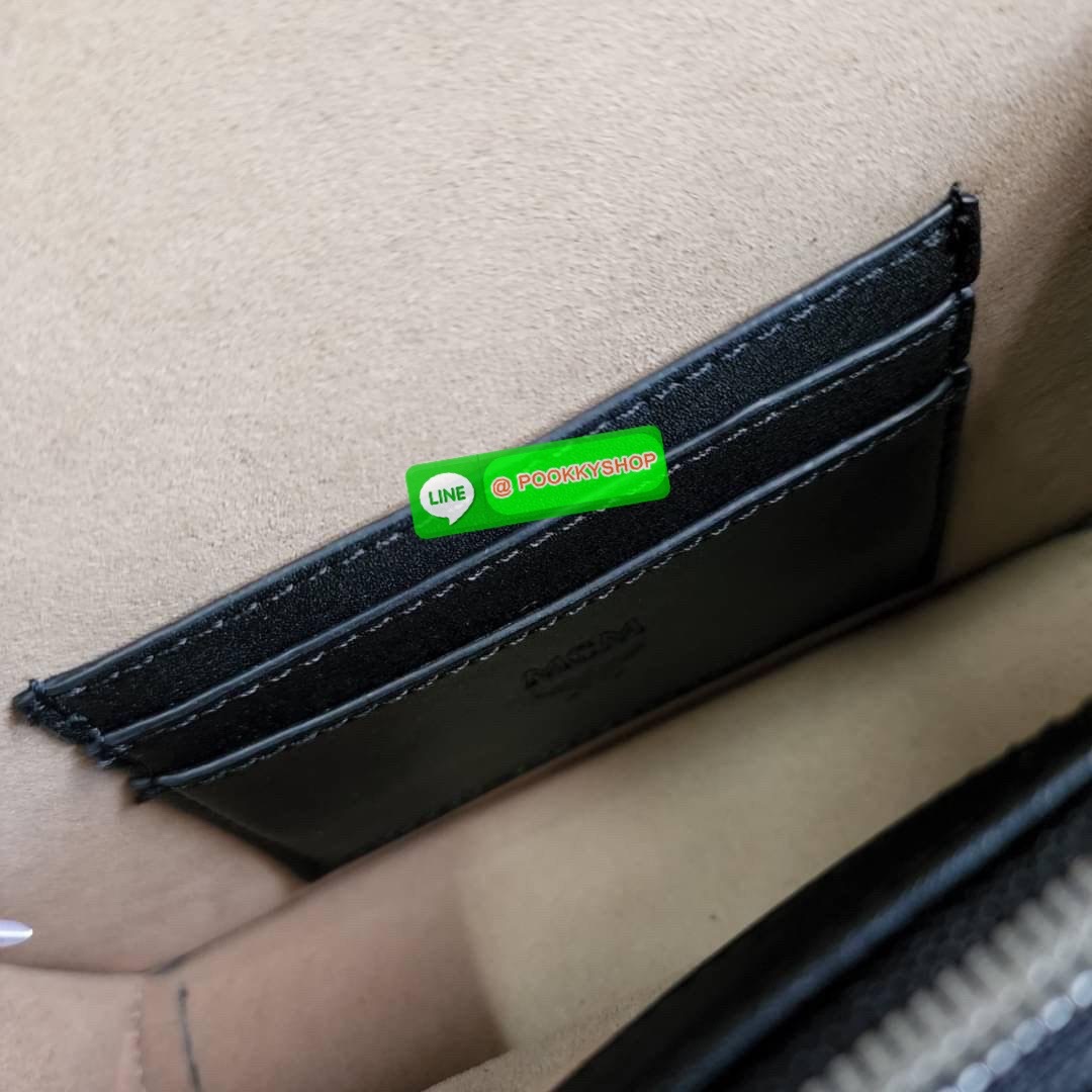 MCM Gretl Cossbody in visetos กระเป๋า Gretl กระทัดรัด ไอเทมใหม่ สุดฮิต ที่สาวๆต้องมีคะ วัสดุหนังแคนวาส ตัดหนังแท้ มาพร้อมสายสะพายโซ่อะไหล่สลับหนัง ข้างช่องโล่งสามารถใส่มือถือ iPhone Pro max ได้เหมาะสำหรับสะพายเที่ยวชิวๆในวันหยุดพักสบายๆ สีน้ำตาลคอนยัคทีแม