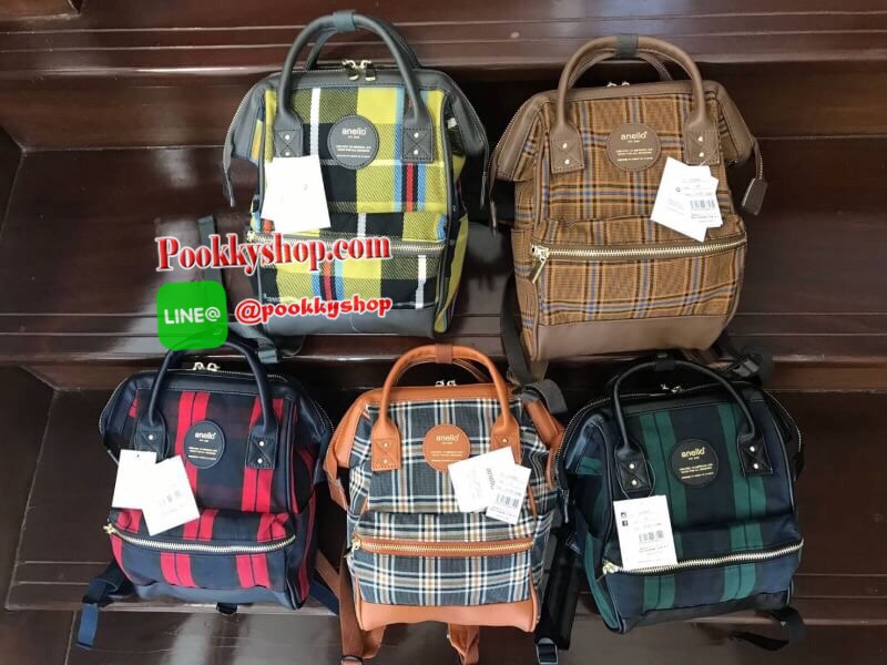 Anello Checked Hinge Clasp Mini Backpack เปิดตัวคอลเลคชั่นใหม่ปลายปีสุดน่ารัก วัสดุผ้าแคนวาสลายสก็อต และขอบบนล่างและด้านหลัง วัสดุpu โลโก้แบรนด์ด้านหน้าตัดหนังทรงกลม จุดเด่นในการใช้งานยังคงเหมือนเดิม ต่างที่ขนาดจะเล็กกว่ารุ่นออริจินัลไซส์มินินิดเดียว ผู้ใ