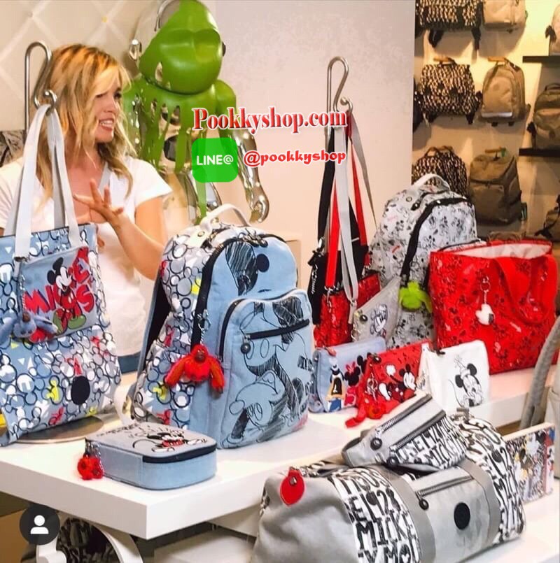 Kipling Disney's 90 Years Of Mickey Mouse Duffel Bag (TAGALONG) กระเป๋าถือใบใหญ่ ด้านหน้าและด้านข้างมีช่องซิปใส่ของจุกจิก เปิดปิดด้วยซิปเดียวด้านบน ใบใหญ่ ใส่เสื้อผ้าออกทริป เล่นกีฬาได้หลายชุด มาพร้อมสายสะพาย ใบเดียวทั้งเที่ยว ทั้งเล่นกีฬา ห้ามพลาดนะ