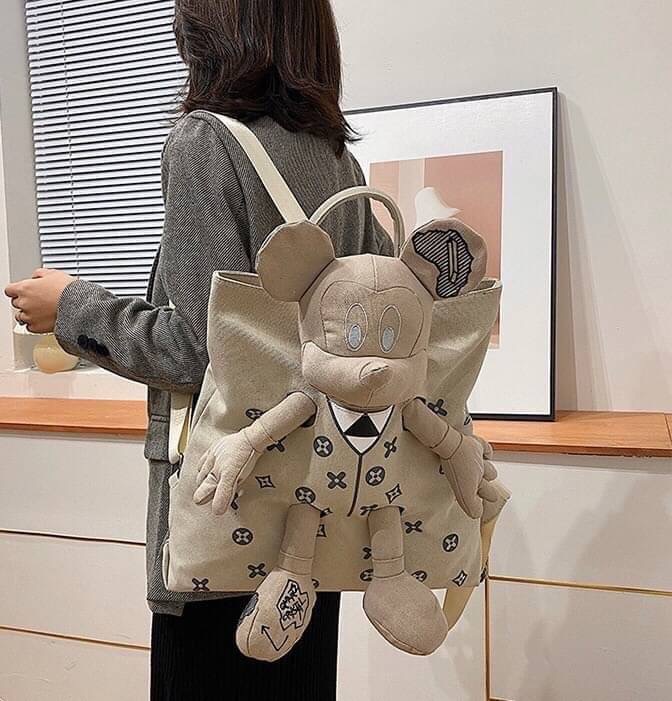 พร้อมส่ง เป้ตุ๊กตา LV งานสวยน่ารักมากค่ะ ผ้าหนาดีมาก ช่องเก็บของใหญ่มาก ด้านใน มีหลายช่อง ด้านหลังมีช่องซิปเก็บของสำคัญ เก๋ไก๋ไม่เหมือนใคร