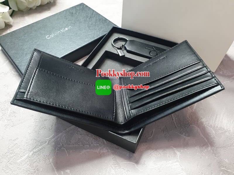 Calvin Klein Short Wallet with Key Set กระเป๋าสตางค์ใบสั้น Set สุดคุ้ม ซื้อ 1 ได้ถึง 2 : กระเป๋าสตางค์+พวงกุญแจ กระเป๋าสตางค์ใบสั้นแบบพับหนังวัวแท้ มาพร้อมพวงกุญแจ กระเป๋ามีน้ำหนักเบา ประดับโลโก้ด้านหน้ามุมขวาล่างปั้มนูน ภายในมีช่องใส่บัตร ใส่ธนบัตร ใส่เห