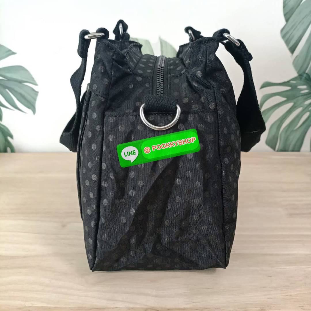 KIPLING ELISE HANDBAG กระเป๋าถือและสะพายไหล่ วัสดุ Nylon +Polyester ขนาดกำลังพอดี จุของได้มาก มีหูจับสองสาย ถือสะดวก น้ำหนักเบา มีช่องซิป ด้านหน้า ช่อง กระเป๋าหลักเปิด-ปิดด้วยซิป มี3 ช่องว่างใส่ของได้จุมากๆ ใส่มือถือได้ กระเป๋าสตางค์ใบยาว และ เครื่องสำอาง