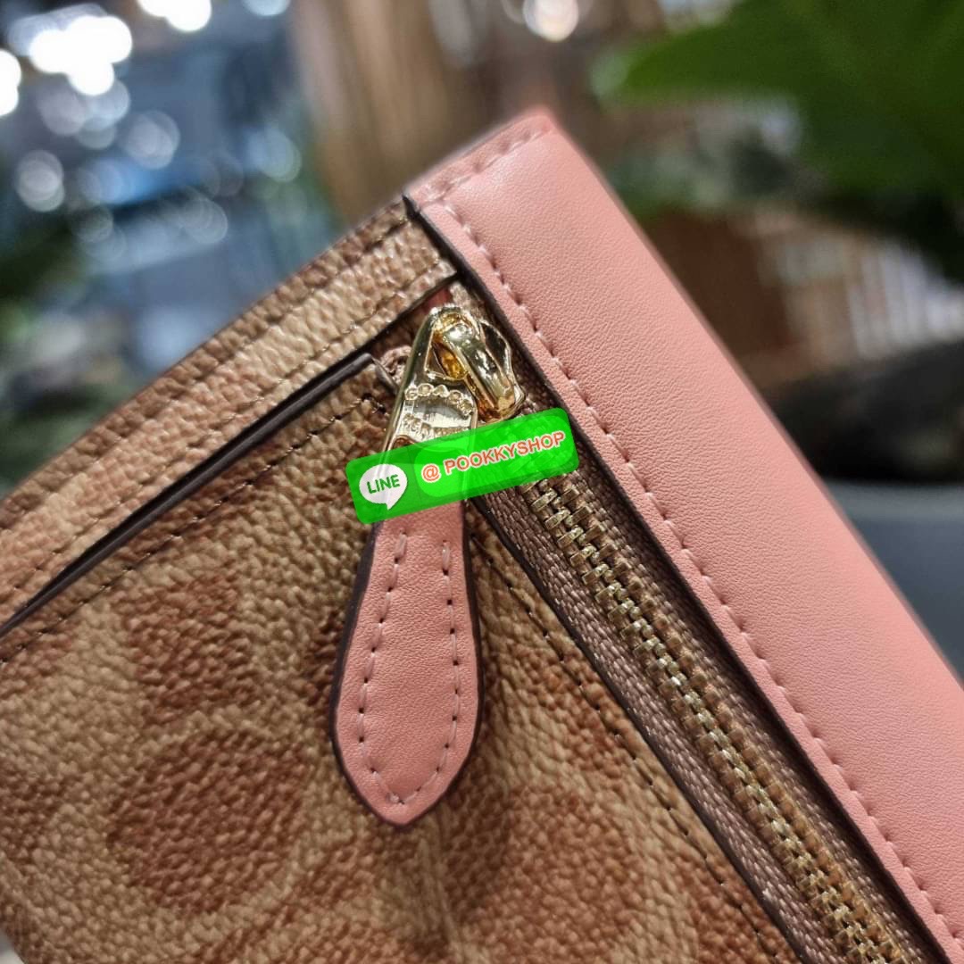 COACH 31547 SOFT WALLET IN COLORBLOCK SIGNATURE CANVAS คัมแบคแล้วน้า กับไอเท็มหายาก กระเป๋าสตางค์ใบยาวแบบพับ ขนาดกำลังสวย ดีไซน์คลาสสิคเอกลักษณ์ วัสดุหนังแคนวาสเคลือบลาย เปิด-ปิดด้วยกระดุม ภายในใส่บัตรได้เยอะ ใส่ธนบัตรได้สบายๆ ใบจริงสวยปังทุกสี ใครมองหากร
