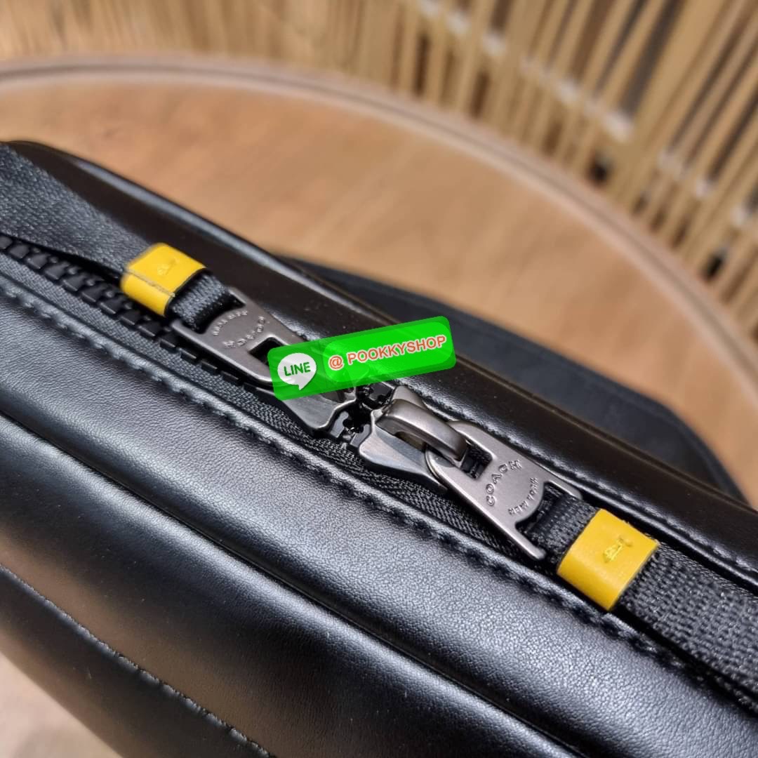 COACH 2373 EDGE CROSSBODY ความเท่ never die!! กระเป๋าครอสบอดี้ทรงยอดฮิต ที่หนุ่มๆไม่ควรพลาด รูปทรงดีไซน์คลาสสิค ใช้งานง่าย วัสดุหนังแท้สลับแคนวาส โดดเด่นด้วยลูกเล่นโทนสี ตัวกระเป๋ามีซิปหลัก และซิปด้านหน้า พร้อมช่องแยกด้านหลัง ใส่ของไปเลยเน้นๆ ใส่โทรศัพท์ม