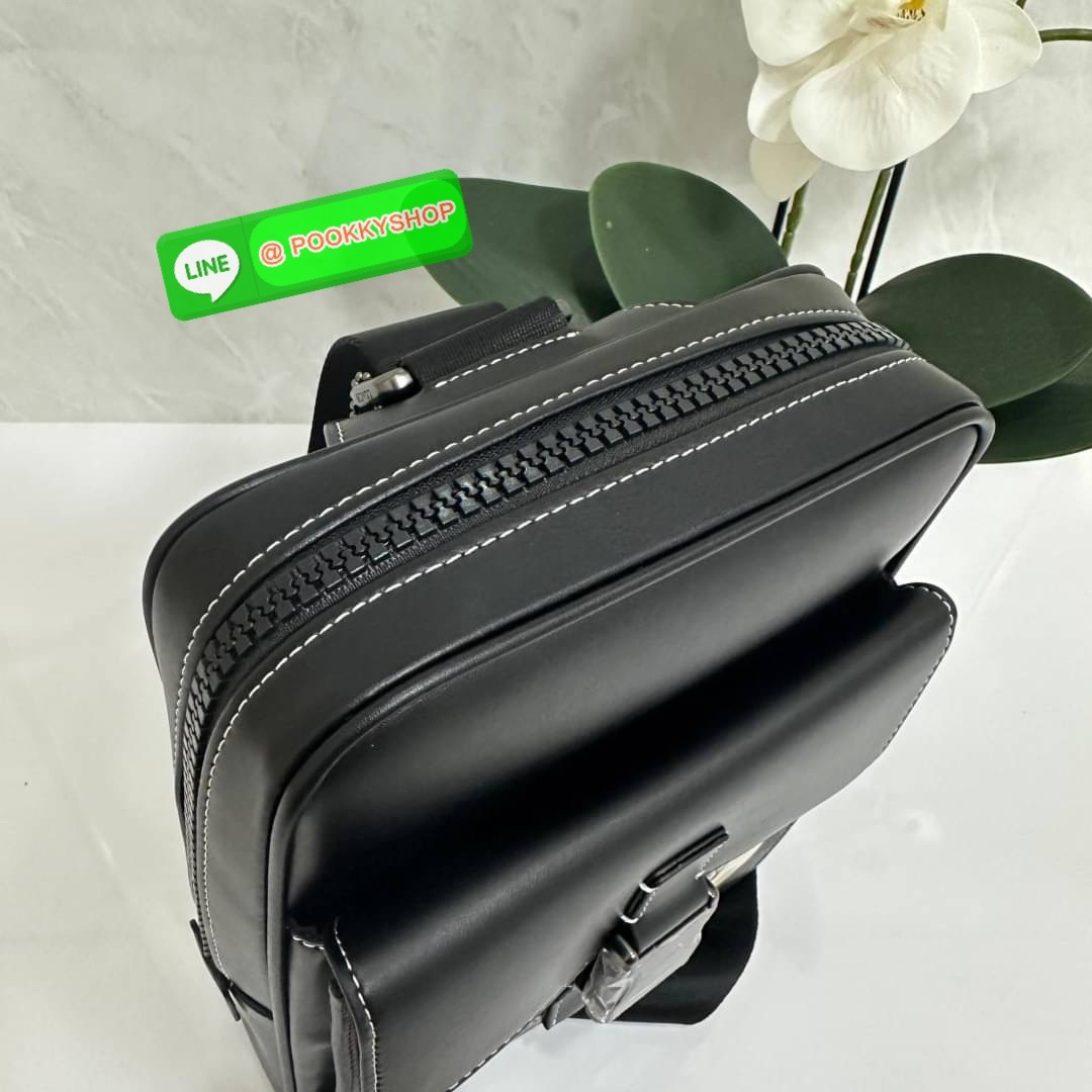 COACH DISNEY X COACH TRACK PACK IN SIGNATURE CANVAS WITH PATCHES (COACH CC113) กระเป๋าสะพายไหล่ และคาดอก ดีไซต์ทันสมัย สุดเท่ห์โดดเด่น ด้วยลวดลายตัวละครดิสนี่ย์ วัสดุหนังแคนวาสตัดขอบหนังแท้ เปิด-ปิดด้วยซิป ภายในกว้าง มีช่องเล็กๆหลายช่อง มีสายล็อคด้านหน้า