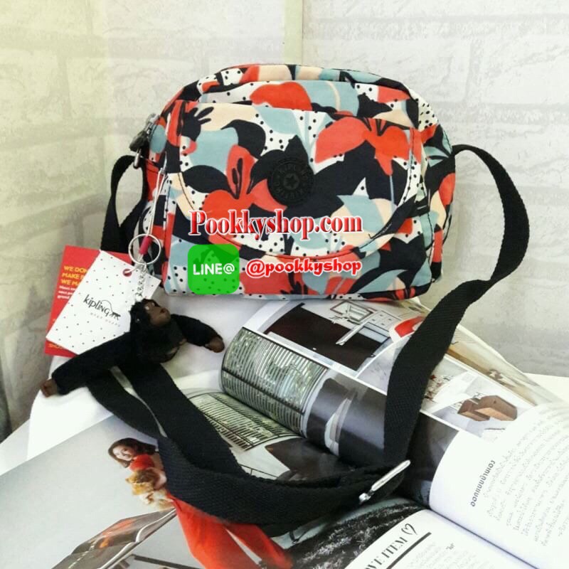 พร้อมส่ง KIPLING mini handbag k15313 กระเป๋าสะพายสุดน่ารัก ด้วยทรงกระเป๋าที่แสนจะน่ารัก มีความโค้งมน ขนาดกำลังดี ใช้งานง่ายๆในทุกวันของคุณ มีช่องด้านหน้าเปิดปิดง่ายด้วยตีนตุ้กแก และช่องอเนกประสงค์ปิดมิดด้วยซิป พร้อมพวงกุญแจน้องลิงอันเป็นเอกลักษณ์ของแบรนด์