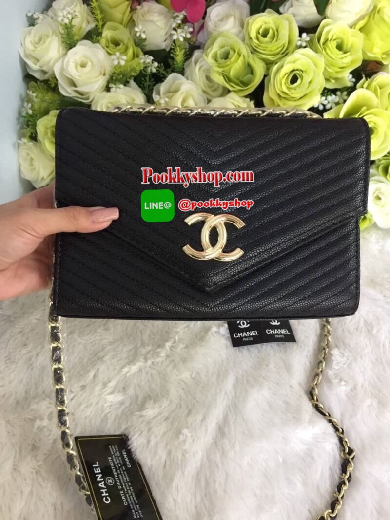 Chanel รุ่น Limited edition .. วัสดุหนังคาเวียเนื้อหนานุ่มลายตัวV คุณภาพดีแบบฉบับChanel ขนาดกำลังดี น้ำหนักเบา ด้านหน้ามีโลโก้ อะไหล่ทอง หรู ด้านหลังปั้มรูปโลโก้นูน สวยมากๆ เปิดปิดด้วยฝาปิดกระดุม ด้านในมีช่องใส่บัตรได้หลายใบ และมีช่องชิปใส่ของจุกจิกได้ ตั