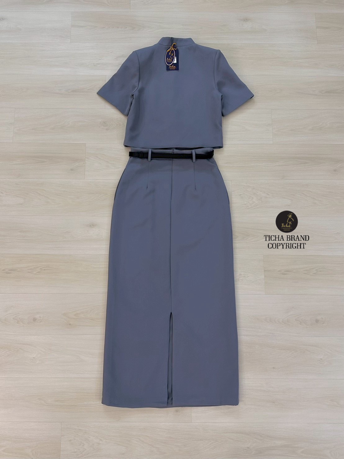 ชุดเซทแฟชั่น Set 4 ชิ้น เสื้อ+เสื้อครอป+กระโปรง+เข็มขัดเสื้อแขนสั้นสีเทา