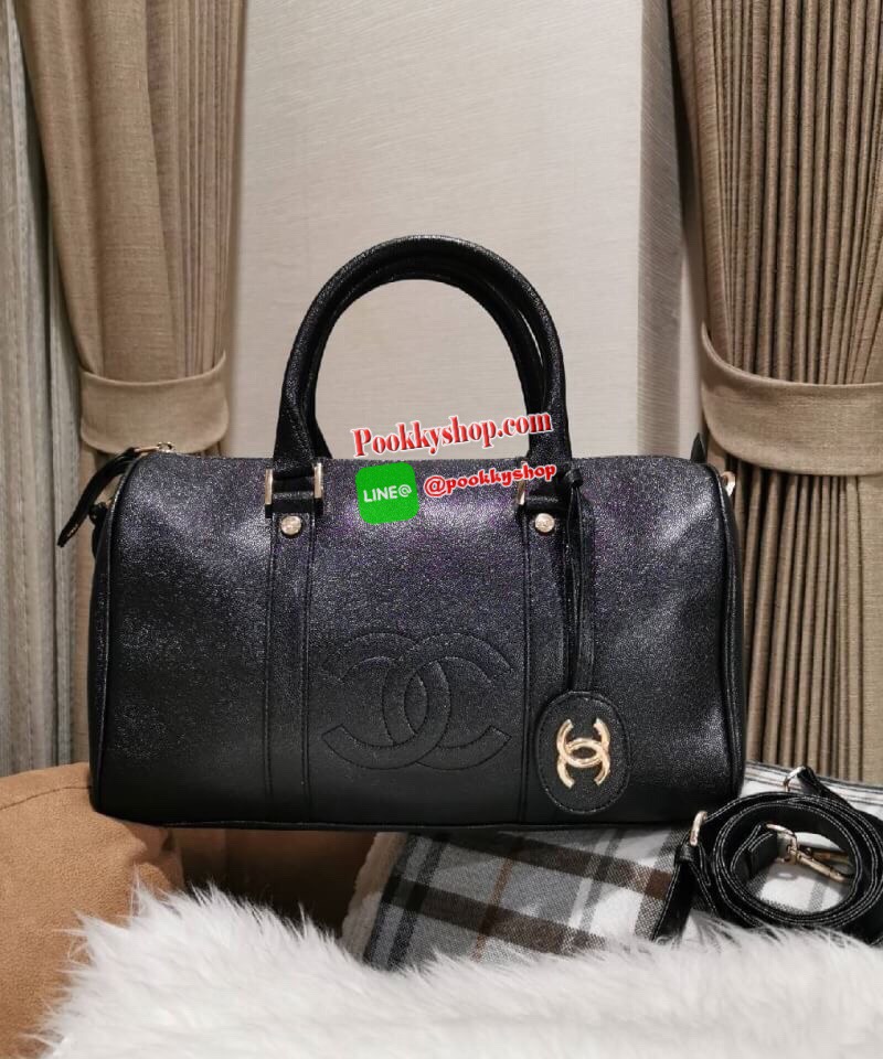 NEW! CHANEL CAVIAR LARGE HANDBAG VIP GIFT WITH PURVHASE กระเป๋าเดินทางใบใหญ่รุ่น Limited Edition - GWP พรีเมี่ยมกิ๊ฟของเเท้จาก Chanel Counter หนังคาเวียร์เนื้อหนาสีดำขึ้นลายสวยหรูอยู่ทรง ด้านหน้ามีโลโก้แบรนด์ เปิดปิดด้วยซิปสะดวกใช้ ประดับTAG โลโก้แบรนด์อะ