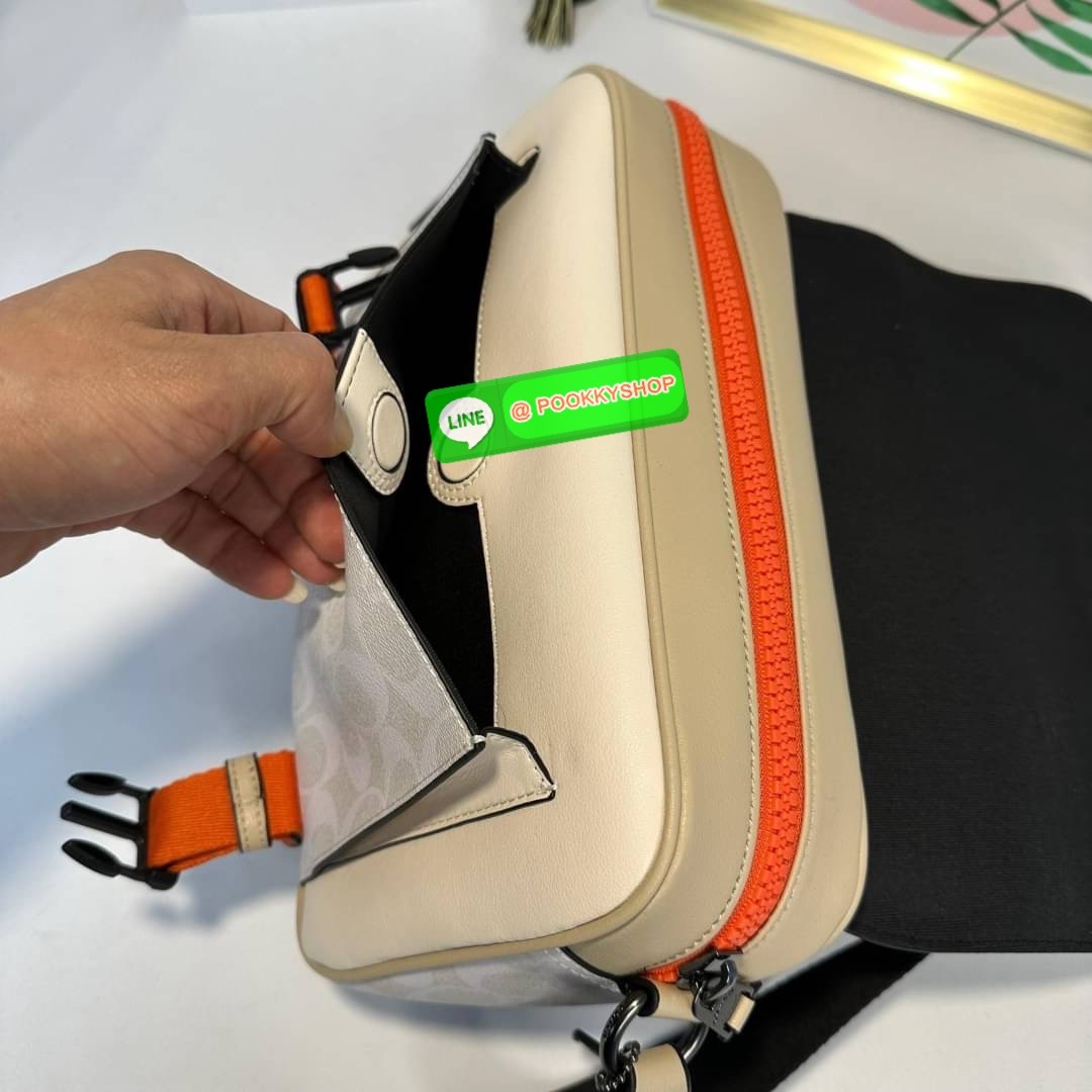 กระเป๋า COACH TRACK CROSSBODY IN COLORBLOCK SIGNATURE CANVAS (COACH C2725) กระเป๋าสะพายใบใหญ่ Unisex ที่เท่ได้ทั้งชายและหญิง วัสดุหนังแท้ หนังนิ่ม สัมผัสมือดีมากๆ เก็บดีเทลด้วยหนังแคนวาสคุณภาพ เนียบคมกริบ อยู่ทรงสวย ขนาดกำลังดี ไม่เล็ก ไม่ใหญ่เกินไป ด้านใ