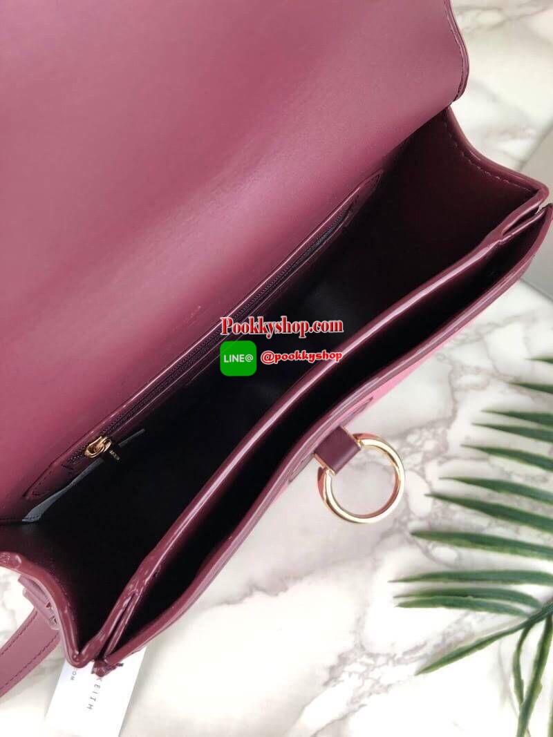 New arrival! 2019 CHARLES & KEITH RING BUCKLE SADDLE CROSSBODY BAG รุ่ยใหม่ชนช็อป!!! กระเป๋าสะพายข้าง/ครอสบอดี้อยู่ทรง วัสดุหนังตัดผ้าด้สนหน้า ด้านหลังมีช่องใส่ของได้เล็กน้อย เปิดปิดด้วยตัวล็อกดันขึ้น ด้านในเป็น 2 ช่องใหญ่ ใส่ของได้พอสมควรค่ะ เช่น iPhone