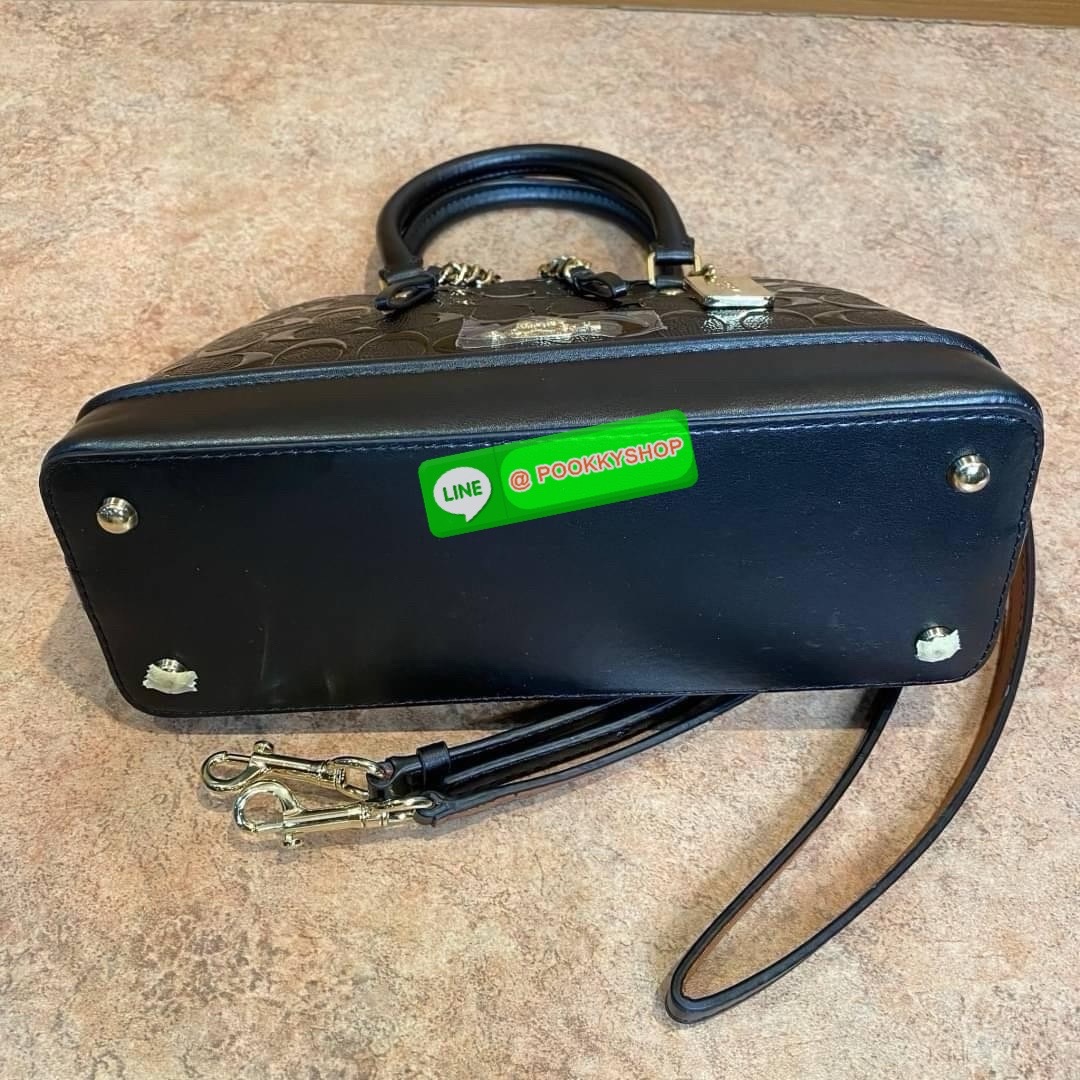 Coach MINI SIERRA SATCHEL IN SIGNATURE DEBOSSED PATENT LEATHER (COACH F55450) หนังกรวดและหนังสิทธิบัตร ด้านในมีซิปและกระเป๋าเอนกประสงค์ ปิดด้วยซิป ซับในด้วยผ้า หูหิ้วพร้อมสายสะพายยาว 3 1/2" สายสะพายถอดได้ขนาด 21 1/2" สำหรับสะพายไหล่หรือสะพายครอส