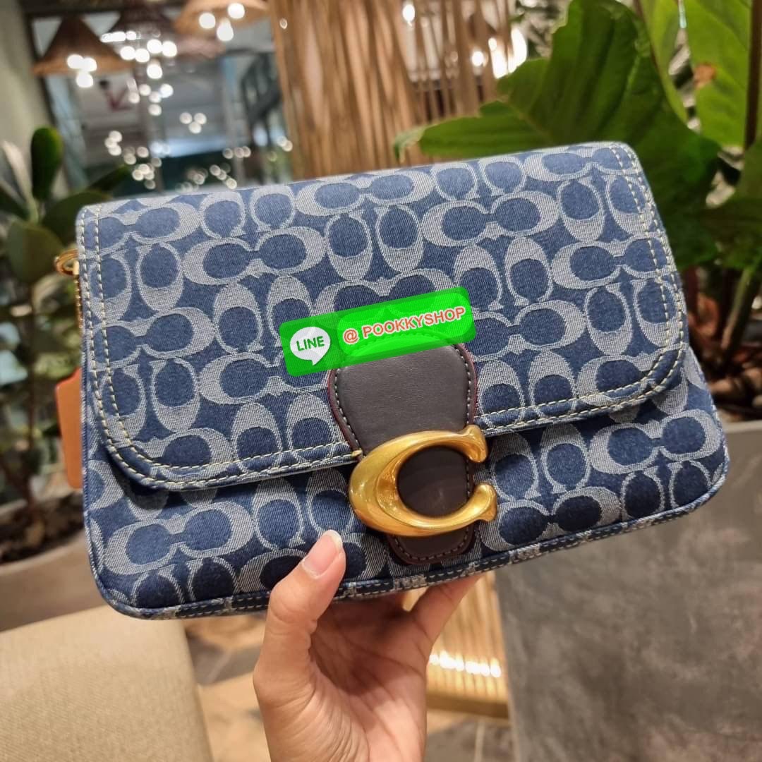 COACH CA105 SOFT TABBY SHOULDER BAG IN SIGNATURE DENIM ใหม่ล่าสุด กระเป๋าสะพายไหล่/สะพายข้าง ดีไซน์วินเทจย้อนยุค สวยคมชัด ด้วยดีไซน์สีเดนิม ให้ดูคลาสสิคมากขึ้น วัสดุผ้าเดนิมลายซิกเนเจอร์ น้ำหนักเบา เปิด-ปิดด้วยฝาปิดแม่เหล็ก ด้านหลังมีช่องซิป ภายในเป็นช่อง