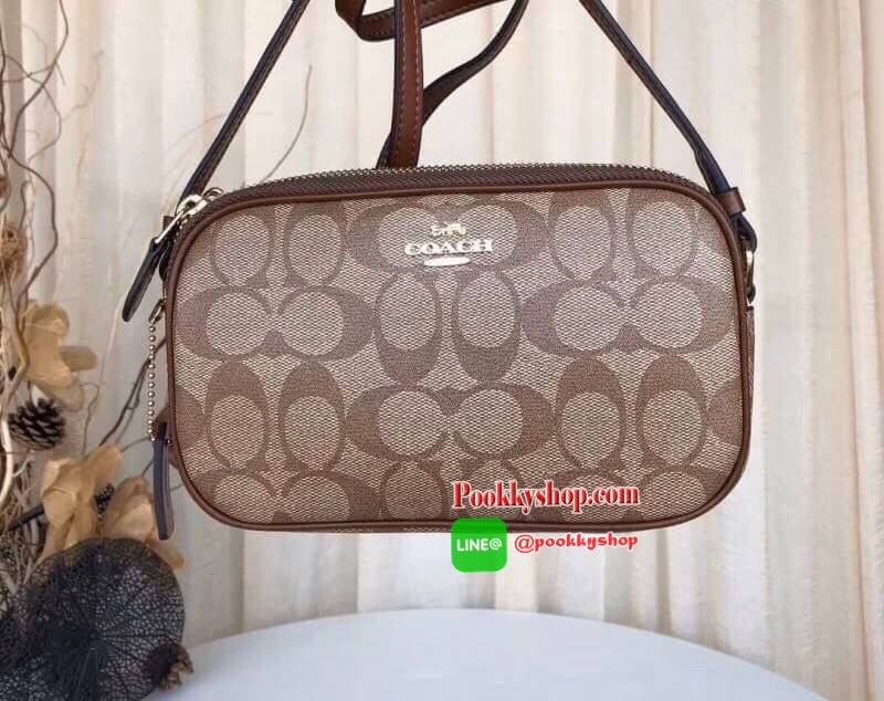 กระเป๋าสะพาย COACH เปิด - ปิดกระเป๋าด้วยซิป มีช่องใส่ของ 2 ช่องใหญ่ ด้านในมีช่องใส่ของ 1 ช่อง