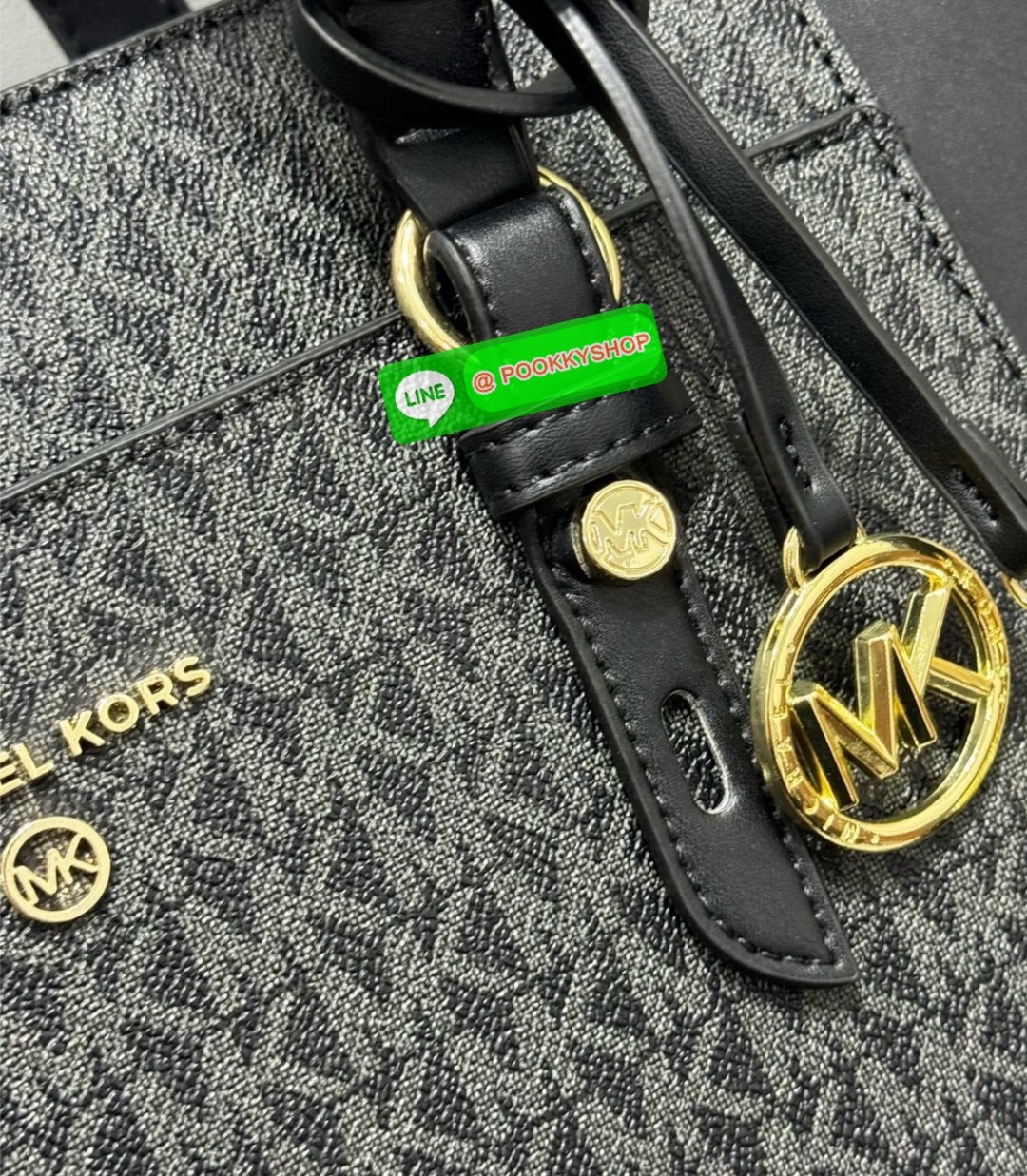 MICHAEL KORS TOTE BAG กระเป๋าสะพายไหล่ทรง Tote ใบใหญ่กำลังดีหนัง Saffiano สวยหรูอยู่ทรง ด้านหน้าประดับโลโก้สีทองสวย พร้อมอะไหล่ห้อยแบรนด์ ภายในมี 2 ช่องหลัก 1 ช่องซิปกลาง และช่องเล็ก ใส่ของจุกจิก และสายห้อยกุญแจ กว้างและจุ ใส่ ipad เอกสาร A4 กระเป๋าสตางค์