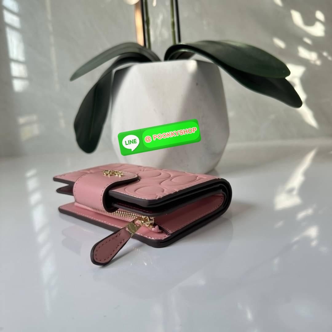 Coach Medium Corner Zip Wallet With Signature Leather 🔖กระเป๋าตังใบกลาง คอลเลคชั่นใหม่ หนังนิ่ม ลายC นูน สวยมาก 🔖วัสดุ: หนังแท้ 🔖เปิด - ปิดแบบกระดุม มีช่องใส่แบงค์ ใส่ธนบัตรได้ทุกชนิด ช่องใส่บัตร ใส่เหรียญ