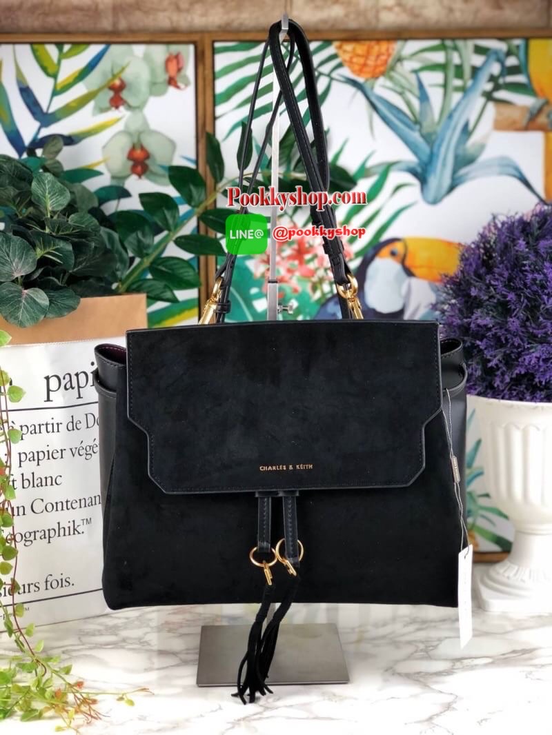 Charles & Keith Textured Tassel Shoulder Bag กระเป๋าเอนกประสงค์ ใช้ได้หลายแบบ! ตัวกระเป๋าแต่งด้านหน้าเป็นหนังกลับ-ช่วงด้านหลังเป็นหนังเรียบ (ยกเว้นสีครีม!! เป็นหนังเรียบทั้งใบ) มีพู่ห้อยด้านหน้าเก๋มาก เปิดปิดแบบกระดุมแม่เหล็ก ปรับทรงได้โดยการดึงหูรูดด้านห