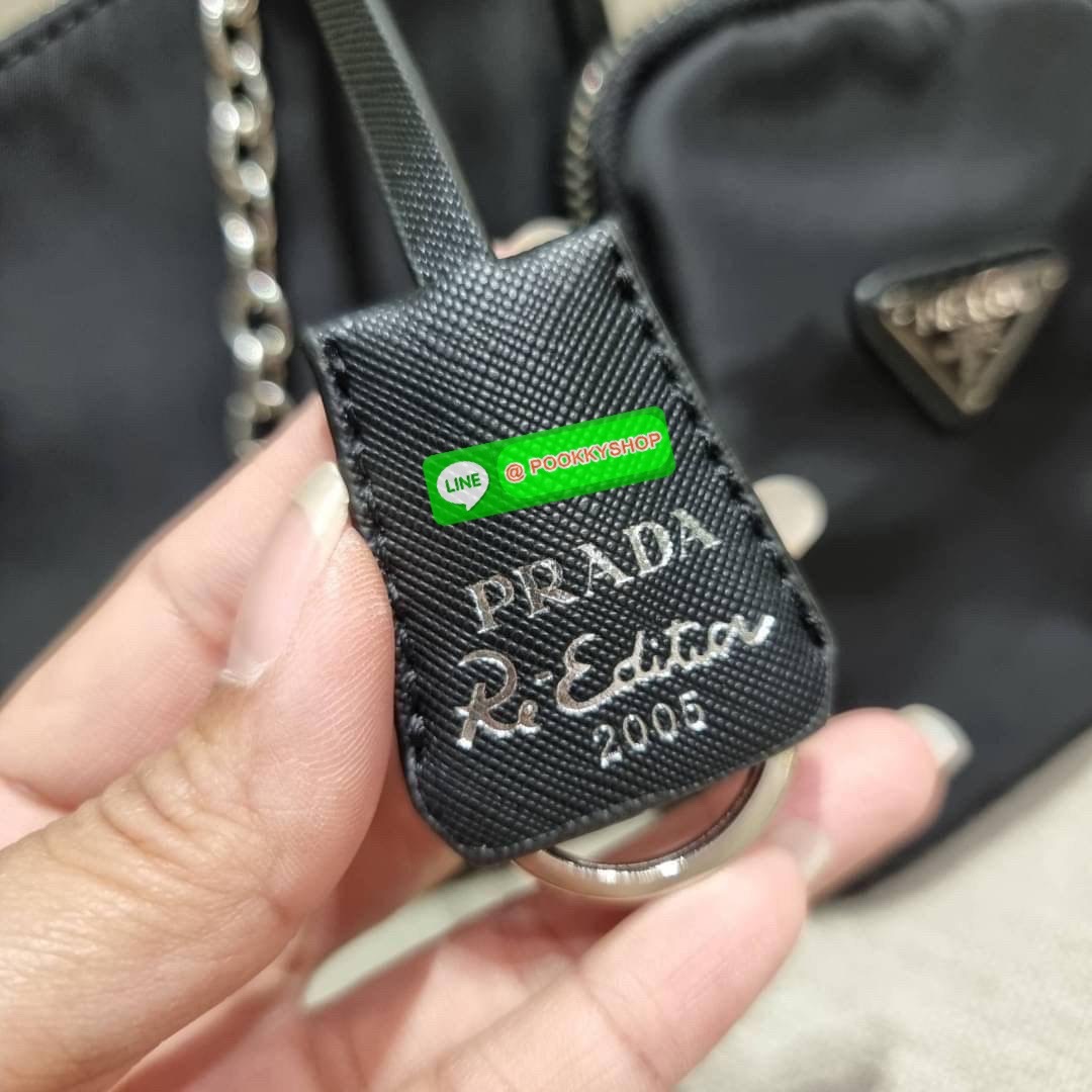 PRADA RE-EDITION 2005 RE-NYLON SHOULDER BAG ไอเท็มสุดปัง ที่ฮิตตลอดกาลไม่ว่าจะปีไหนๆ จัดให้ครบทั้งสีขายดีและสีใหม่ล่าสุด ที่สายคุณหนูห้ามพลาด!! กับกระเป๋าสะพายทรงคลาสสิค เหมาะเป็น everyday bag มากๆ วัสดุผ้าไนล่อนคุณภาพ พร้อมใบลูก ไว้ใส่เหรียญ ใส่กุญแจได้ส