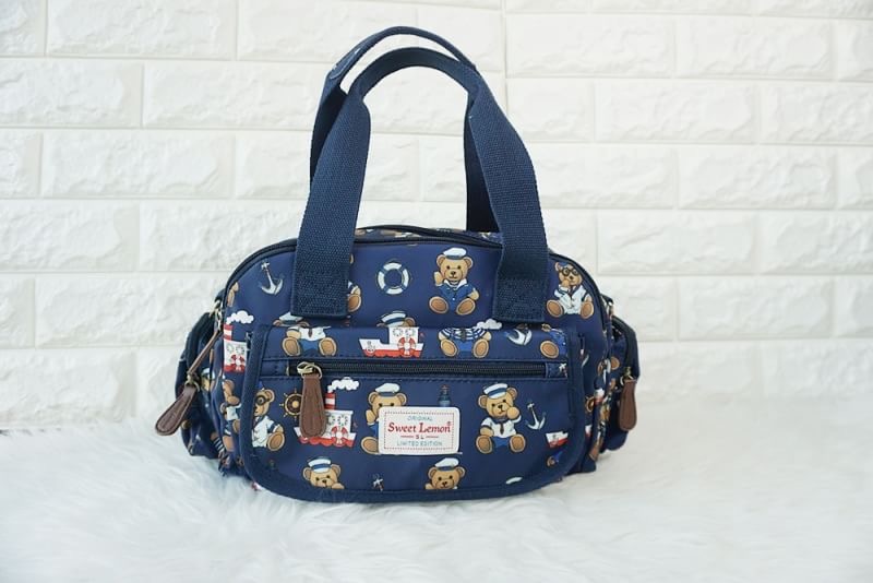 รุ่นนี้ถือได้ สะพายได้ มีสายยาวเพิ่มให้ มีช่องเก็บของด้านหน้า ด้านบน 2 ซิบและซิบด้านข้าง เรียกได้ว่าช่องเยอะ อเนกประสงค์ เก็บของได้เยอะมาก เคลือบกันน้ำ 100%