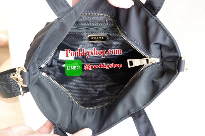 BEST SELLER !! สำหรับกระเป๋าอเนกประสงค์ ทรง Mini TOTE จากแบรนด์ PRADA เป็น กระเป๋าผ้าไนล่อน ตามแบบฉบับของแบรนด์เลย ใบนี้มีสายยาวให้ค่ะ เลิศมาก สะพายเป็น shoulder bag หรือ ถือได้คะ ด้าหน้าเป็นลายหมี ปั๊กกลิ้ตเตอร์ +logo brand ใช้แล้วสวยมากๆ อะไหล่ทองหรูมาก