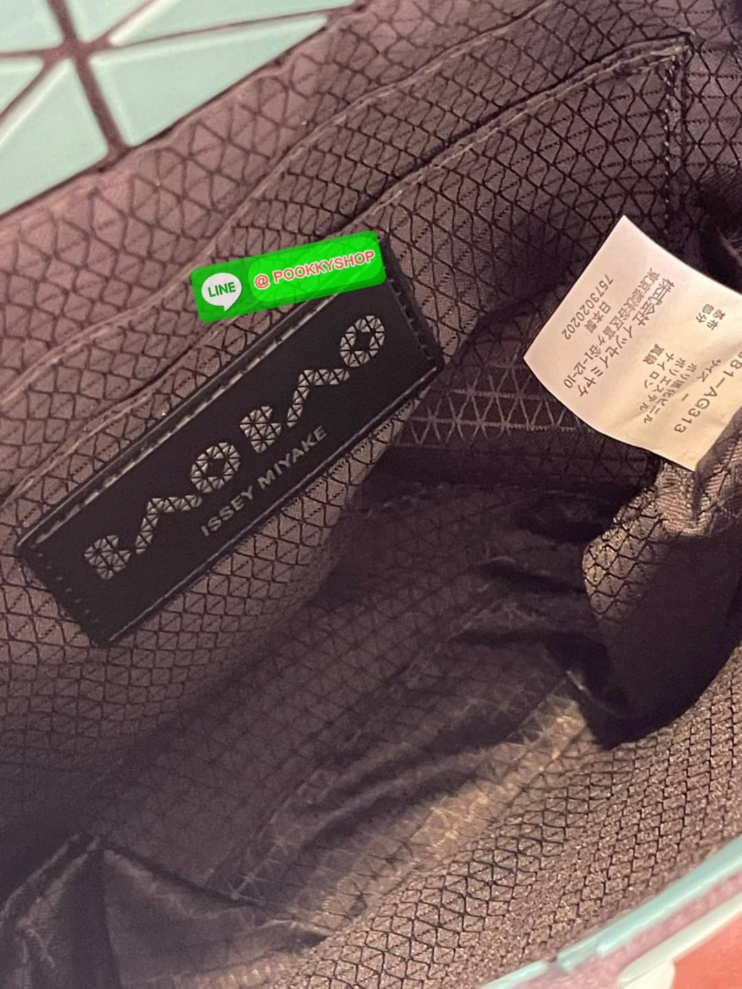 💕Baobao Issey Miyake Off-White Flap Messenger Bag(Large) สำหรับใครที่ต้องการใช้งานแบบเน้นการเคลื่อนไหวที่คล่องตัว แนะนำรุ่นนี้เลยคะ มาพร้อมแผ่นรูปทรงสามเหลี่ยมอันโดดเด่นแฝงไปด้วยความทันสมัยบ่งบอกถึงความเป็นเอกลักษณ์ของแบรนด์ได้เป็นอย่างดี ซึ่งสายส