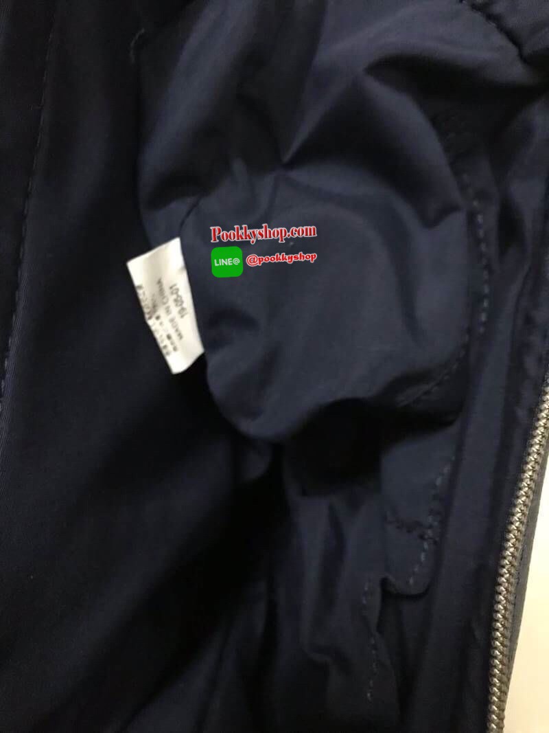 Anello polyester 2 way mini boston bag จากแบรนด์ดังในประเทศญี่ปุ่น กระเป๋าสไตล์คลาสสิค มีโครงปากกระเป๋ากว้างเป็นสัญลักษณ์ วัสดุหนังpu กันน้ำได้ ภายในมีช่องใหญ่และช่องเล็กด้านข้าง2ช่อง เปิดปิดด้วยซิปคู่ มีตัวล้อคที่หูจับ ด้านหน้ามีช่องซิปเล็กใช้งานได้จริง