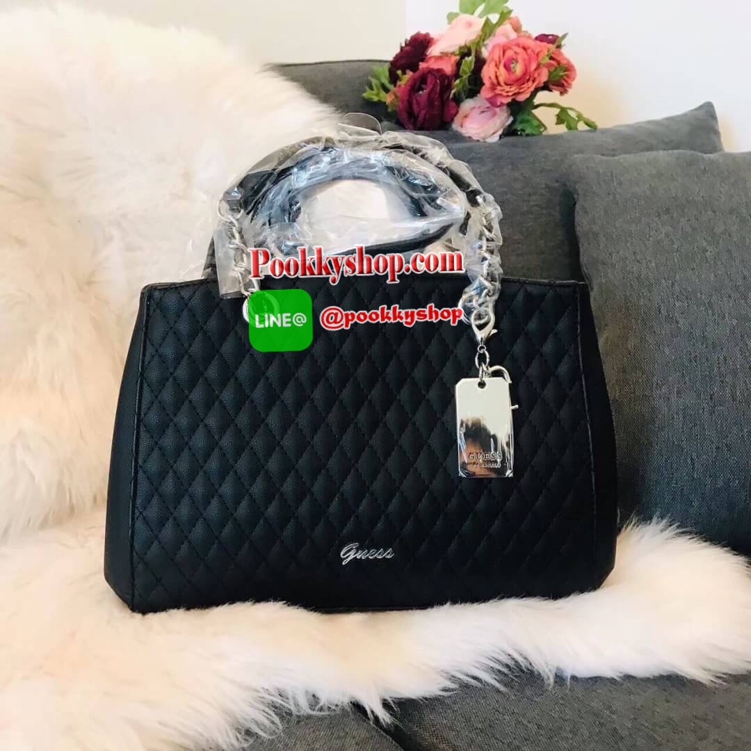 GUESS LOVE BIRD QUILTED SATCHEL กระเป๋าถือหรือสะพาย วัสดุ PU คุณภาพดี นิ่ม น้ำหนักเบา อะไหล่เงินทั้งใบ ด้านหน้าประดับด้วยโลโก้แบรนด์สุดหรู เปิดปิดกระเป๋าด้วยกระดุมแม่เหล็ก ด้านในโล่งกว้างมีช่องเล็กสำหรับใส่ของหลายช่อง ซับในลายแบรนด์ สายสะพายยาวถอด-ปรับได้