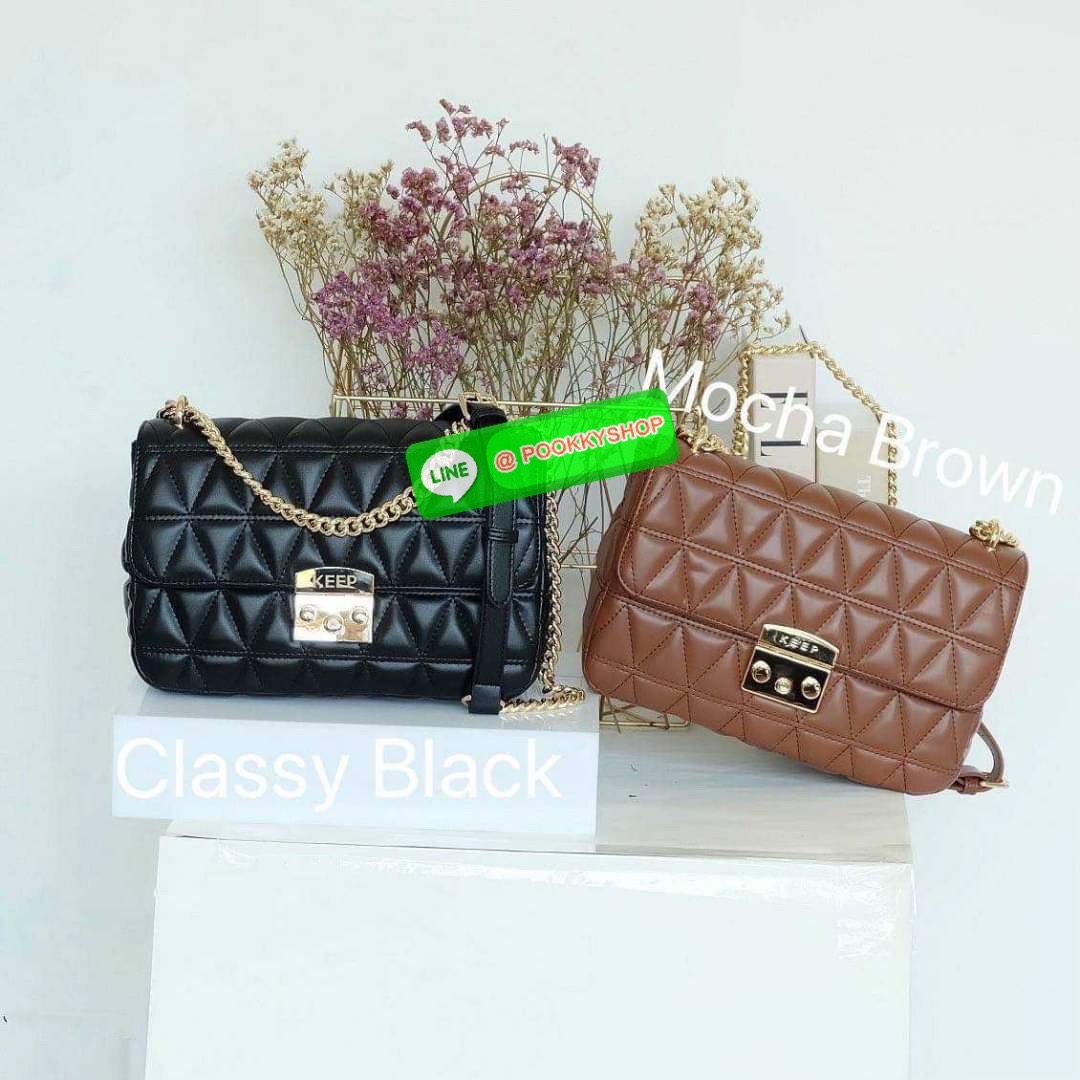 รุ่นขายดีเข้าเพิ่ม สำหรับ KEEP รุ่น ‘ Squash ‘ (( classic size 10” )) ตัวกระเป๋าหนังตัวใหม่ Microfiber ลายหนังสวยมากๆคะ การตัดเย็บประณีตทุกช่อง ทำลายออกมานิ่ม ตึง ตัดกับอะไหล่ทองยิ่งเพิ่มความ Classy ไปอีก