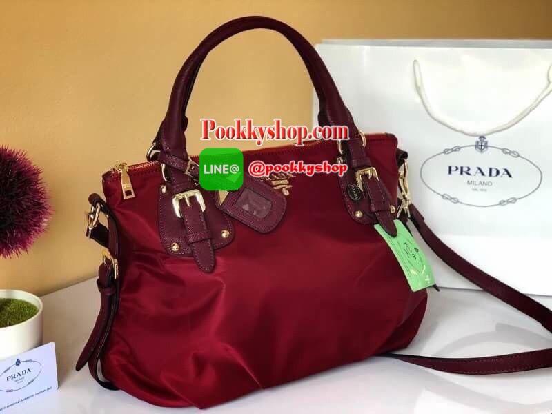 PRADA NYLON BAG WITH ZIP กระเป๋าถือหรือสะพายพรีเมี่ยมกิ้ฟจากเคาน์เตอร์แบรนด์ Limited edition วัสดุ Nylon เนื้อหนาคุณภาพดีตามแบบฉบับแบรนด์ด้านหน้าประดับโลโก้หรู เปิดปิดด้วยซิป ภายใน Polyester 100% มีโลโก้ ช่องซิปจุมากค่ะ สามารถใส่เอกสาร A4 ipad ของใช้ได้เย