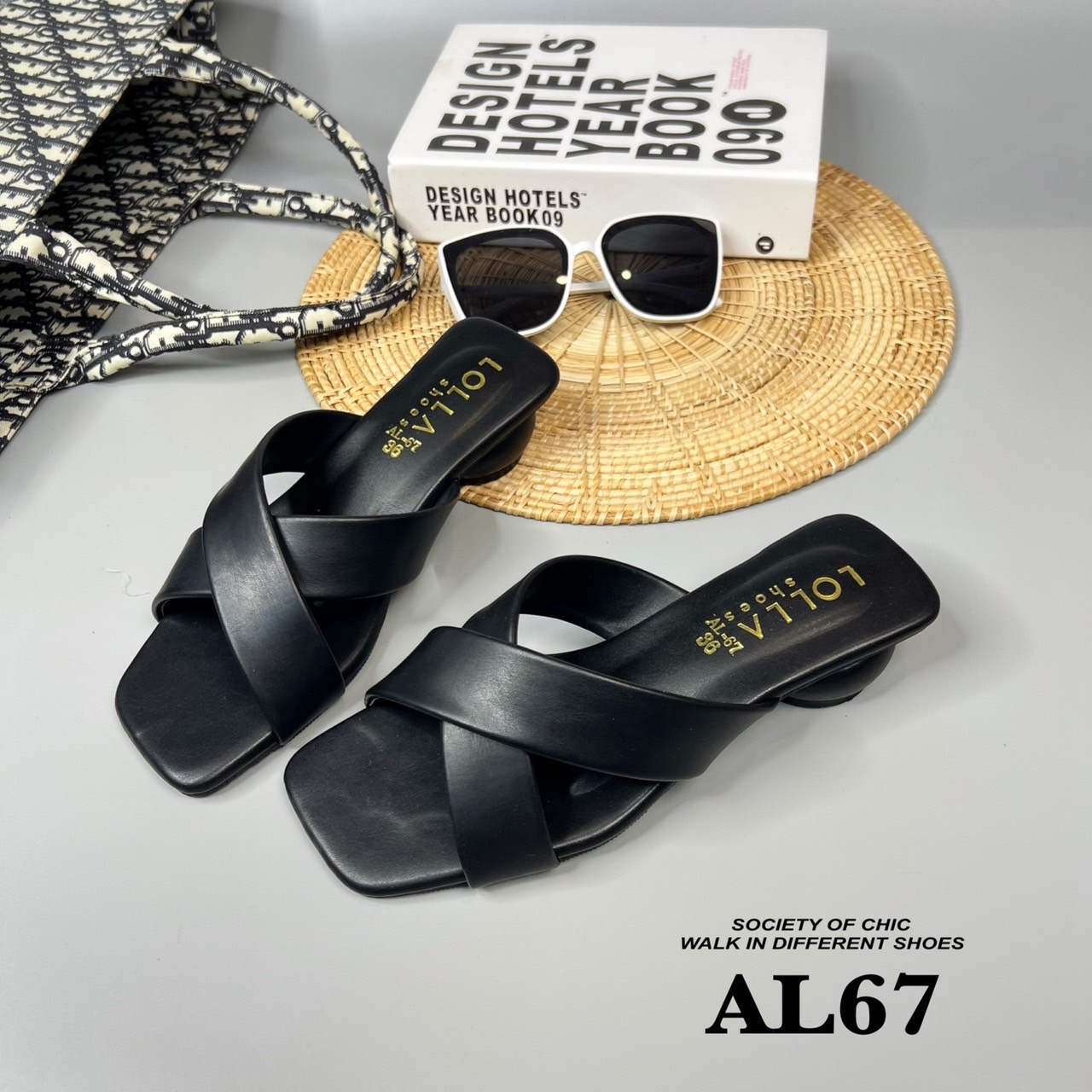 เน้นใส่สบายเดินทั้งวันแบบไม่เมื่อย ส้นมาการองสูงเพียง 1.5 นิ้ว หน้าสวมหนังนิ่ม แบบไขว้ แต่งสีทูโทน 5 สี เบาๆ ใสๆ ใส่ได้ทุกสีผิว