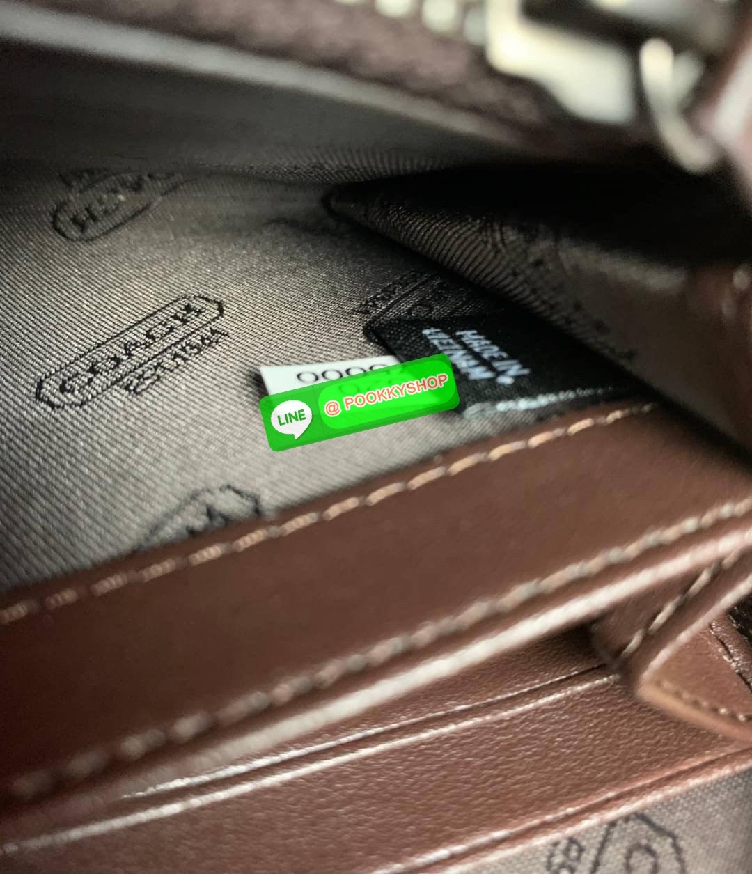COACH ACCORDION ZIP WALLET IN SIGNATURE CANVAS กระเป๋าสตางค์ใบยาว ซิปรอบ ใช้งานง่าย ด้วยฟังค์ชั้น ด้านใน ใส่บัตรได้จุใจ มีช่องซิปใส่เหรียญตรงกลาง โดนใจหลายๆคนไปเรียบร้อยและคลาสสิค เรียบหรูดูแพงตลอดกาล ยกให้รุ่นนี้เลย